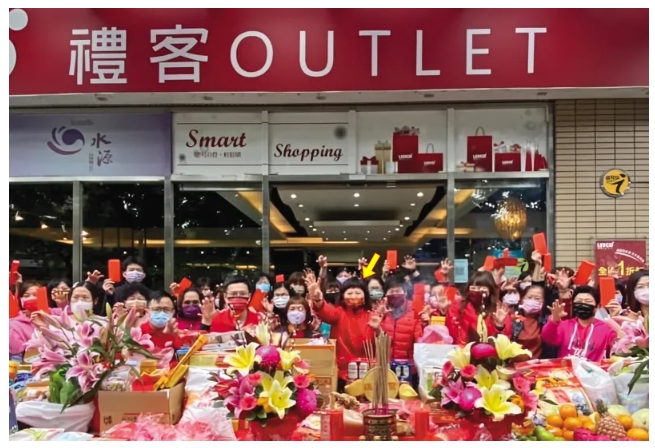 禮客創辦人翁素蕙（箭頭處）因車禍向肇事人索賠鉅額賠償遭控為富不仁，今委由律師撤告。（翻攝自臉書）