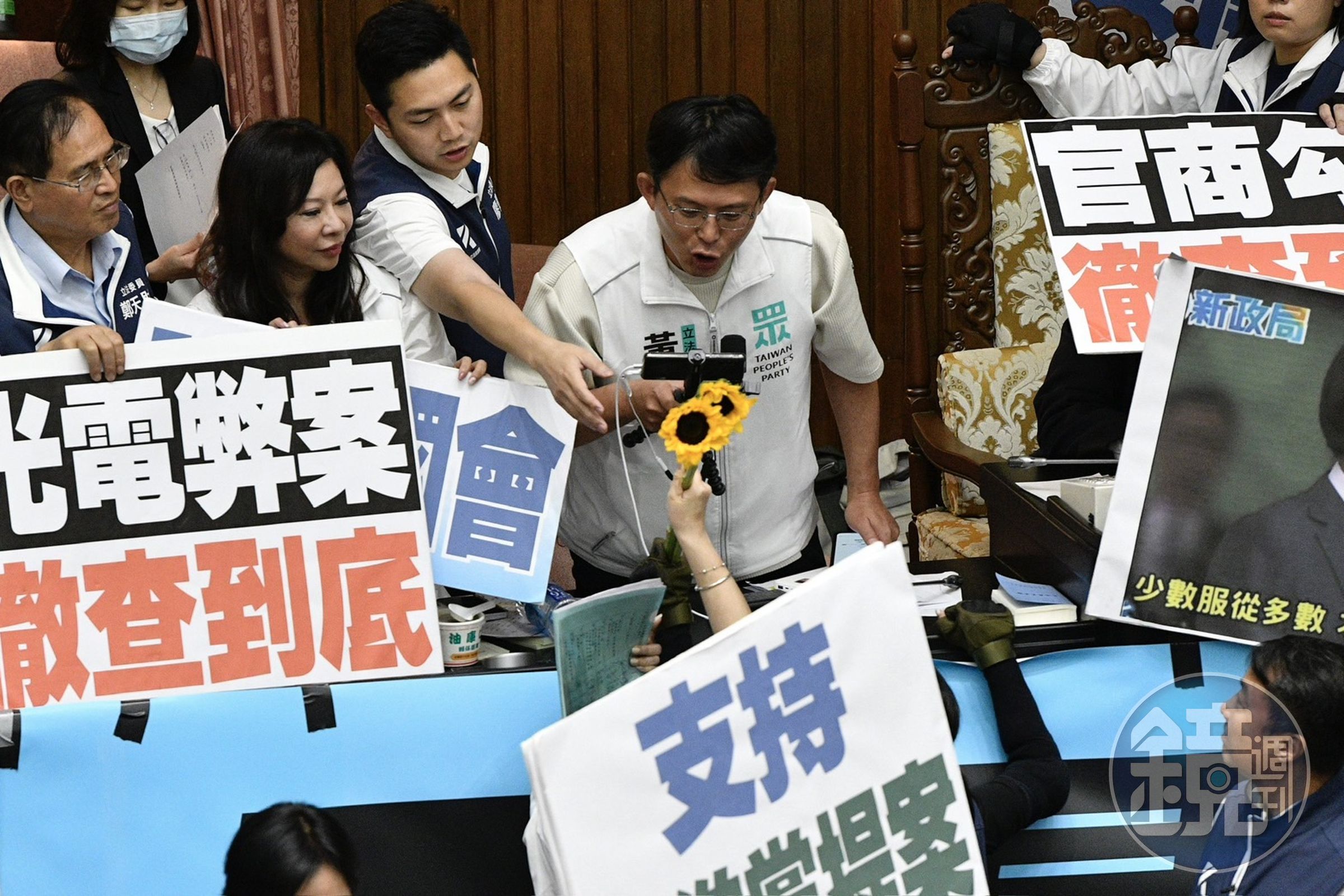 吳思瑤一度欲遞給黃國昌太陽花,不過遭到直播中的黃拒絕。