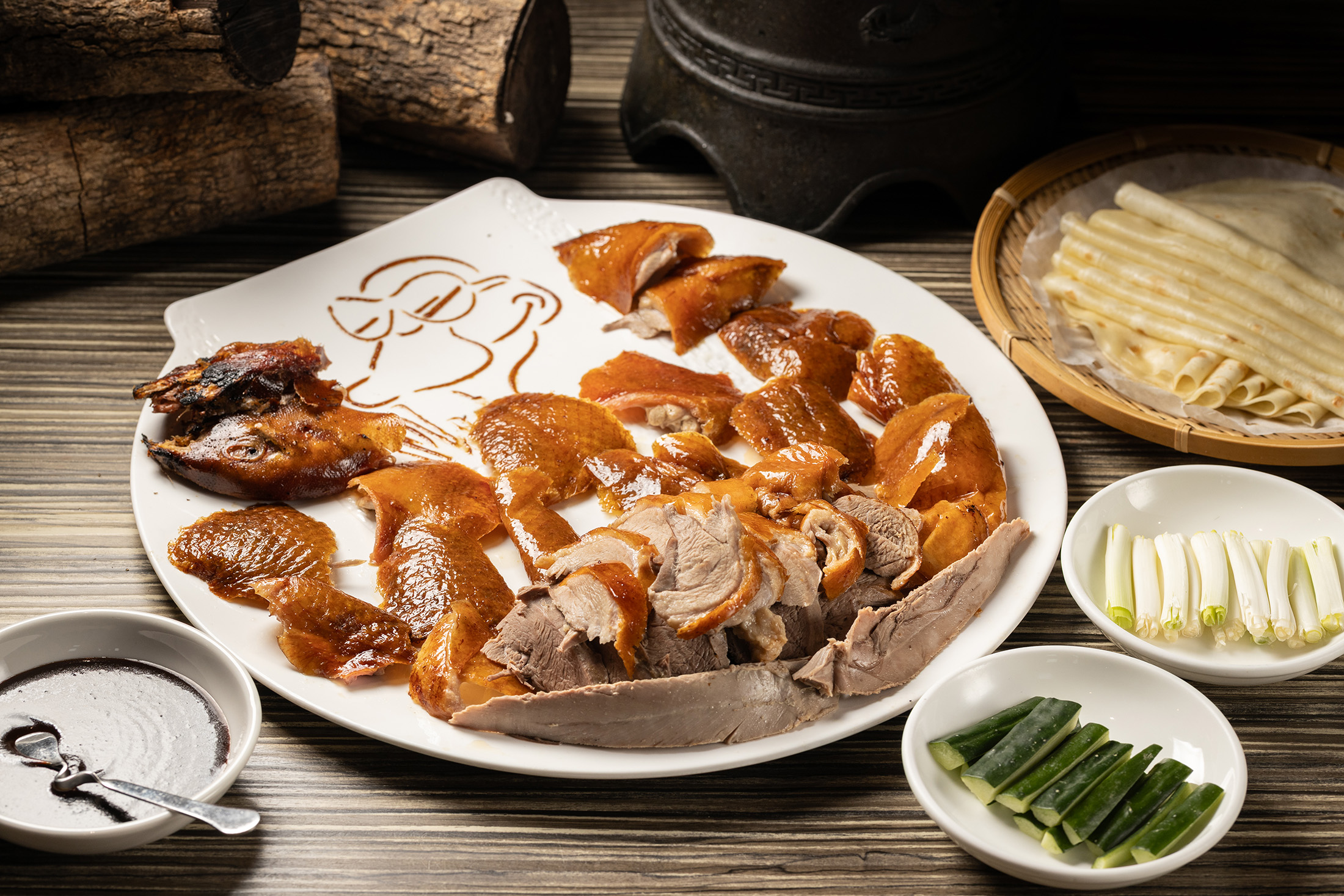 「鴨片館」的招牌菜「北平烤鴨」選用宜蘭土番鴨，主打飽滿紮實且耐吃。（一吃，1,480元／隻）