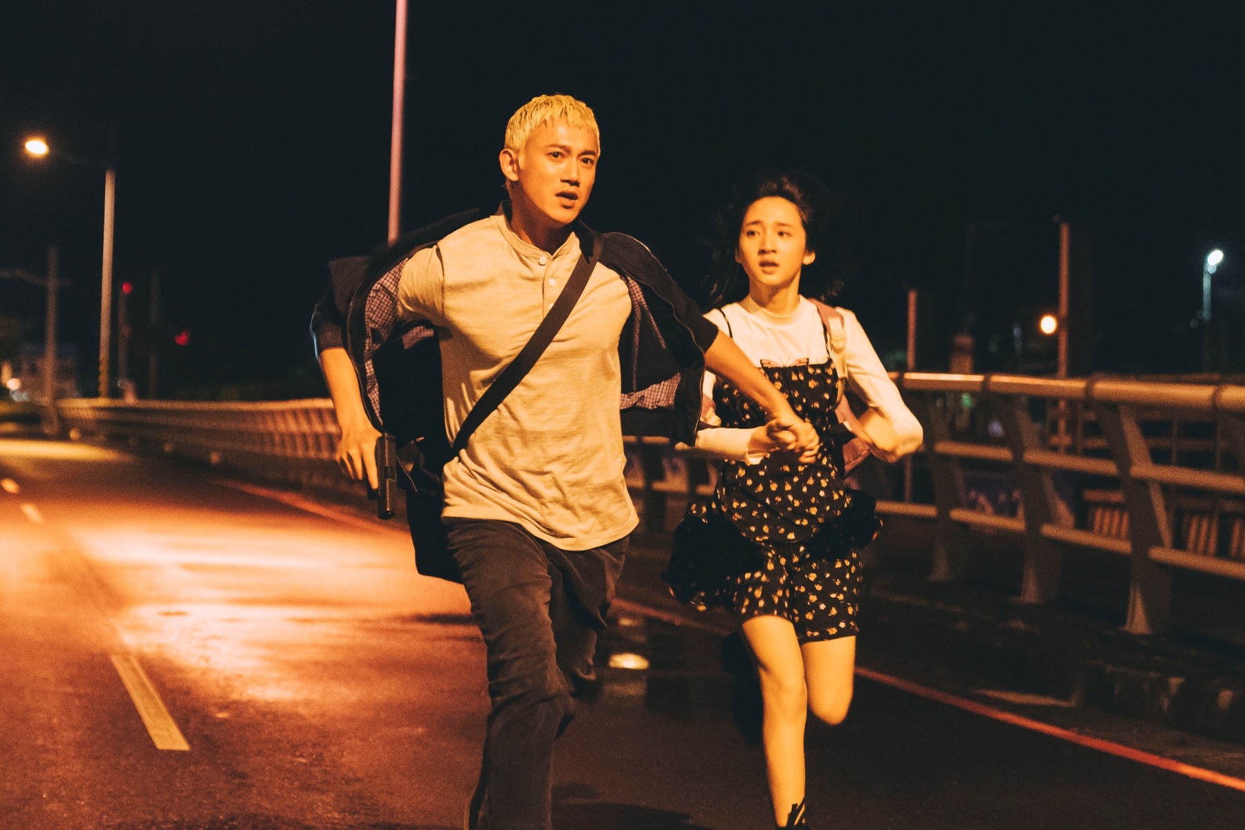 吳慷仁和李沐《塑膠花》的逃亡之路迎向大結局。（抓馬文化提供）