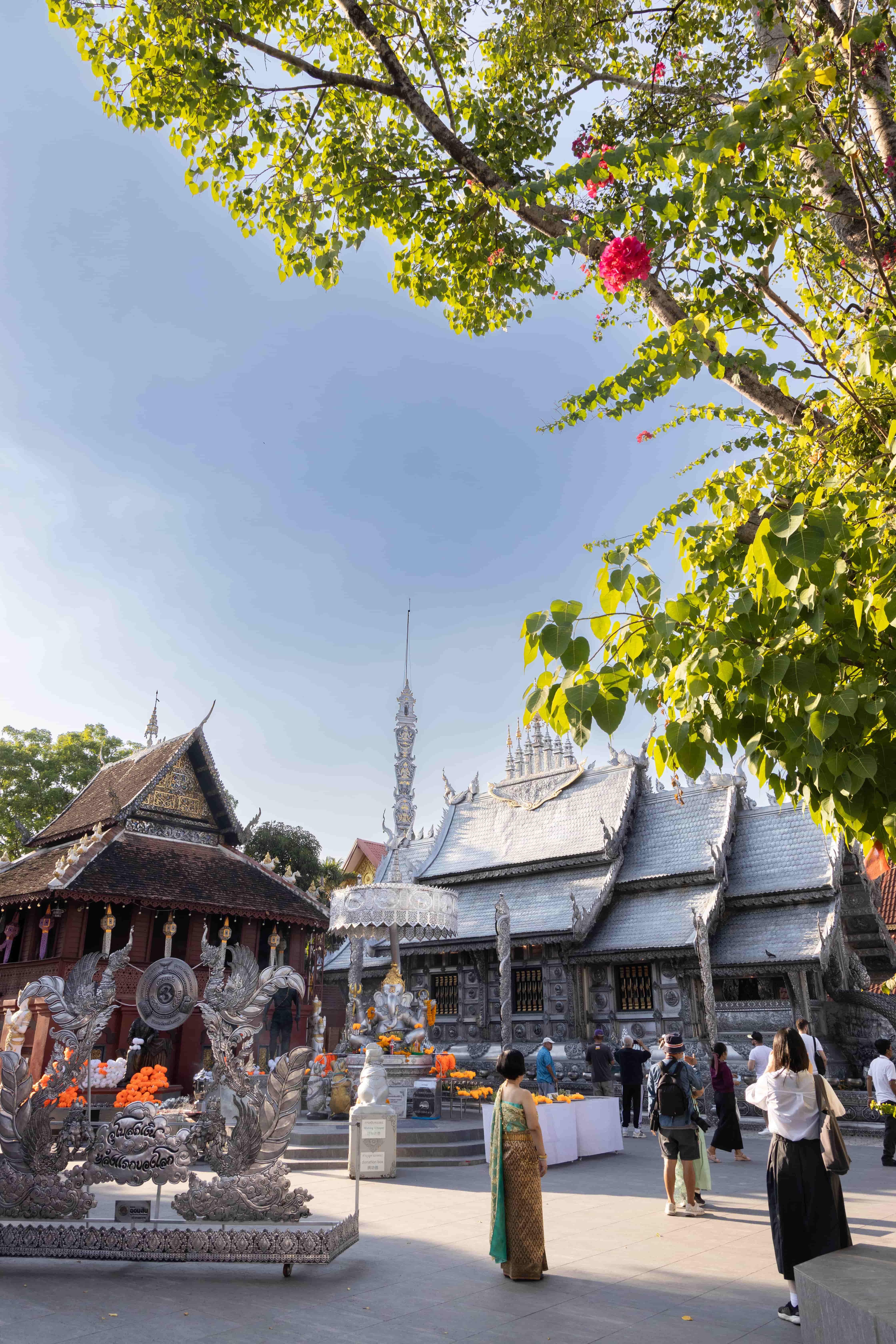 走進銀廟「素攀寺」，有不少遊客特地穿上泰國傳統服飾前來參拜。