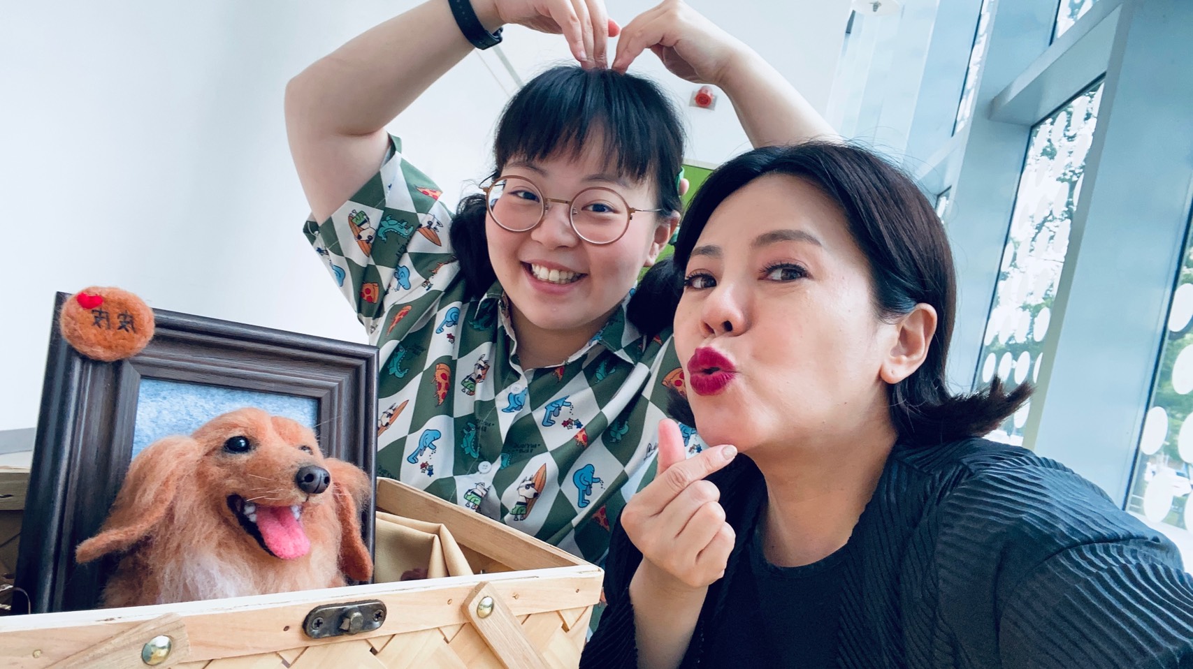 《好運來》宮美樂（左）送錦雯（右）過世狗狗「皮皮」的羊毛氈，讓錦雯感動落淚。（民視提供）