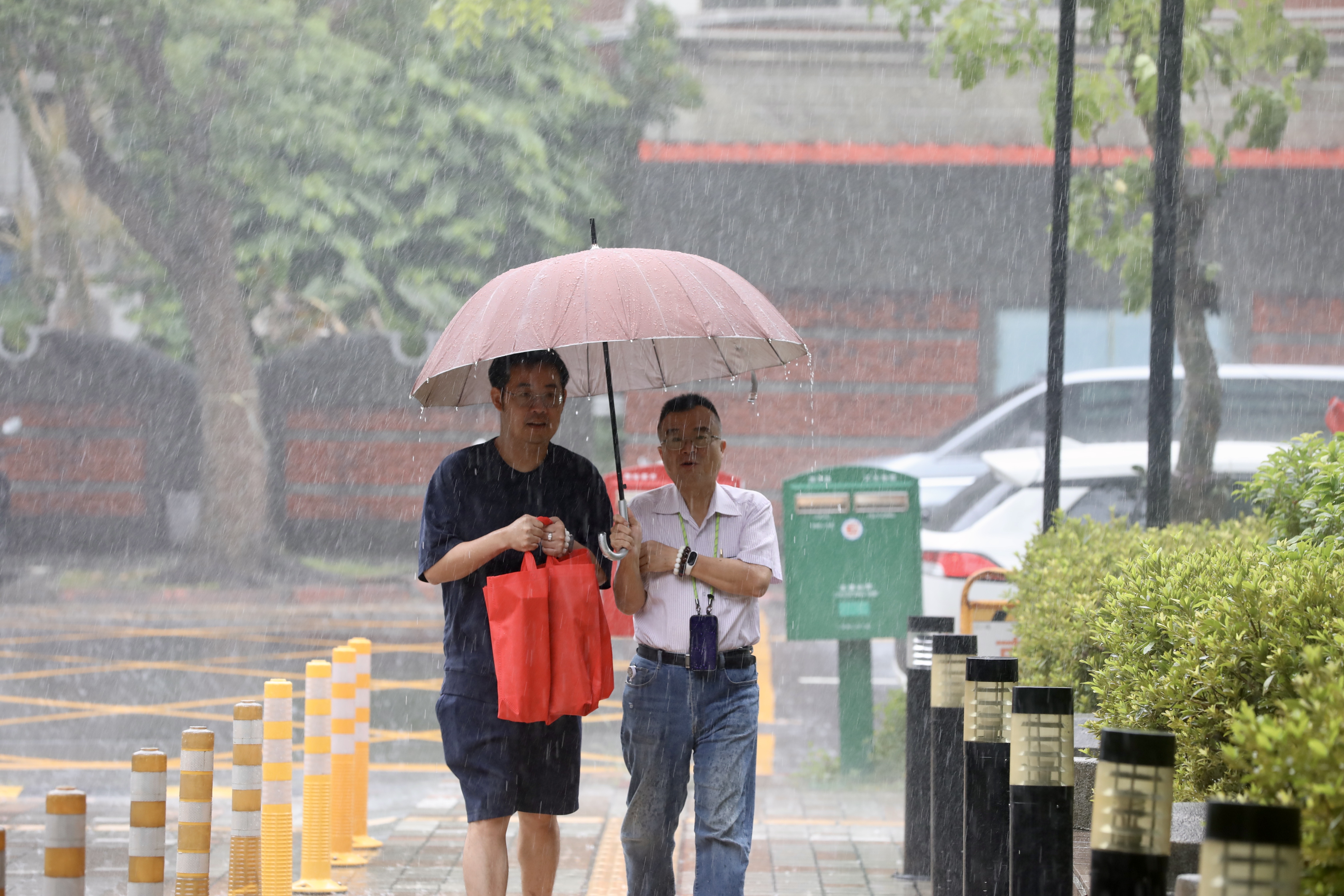 儘管台灣本島已經脫離楊柳暴風圈，今晚至明晨澎湖仍有局部大雨或豪雨，台南、高雄、屏東、花蓮、台東地區、宜蘭山區及金門有局部大雨發生的機率。（鏡報林煒凱）