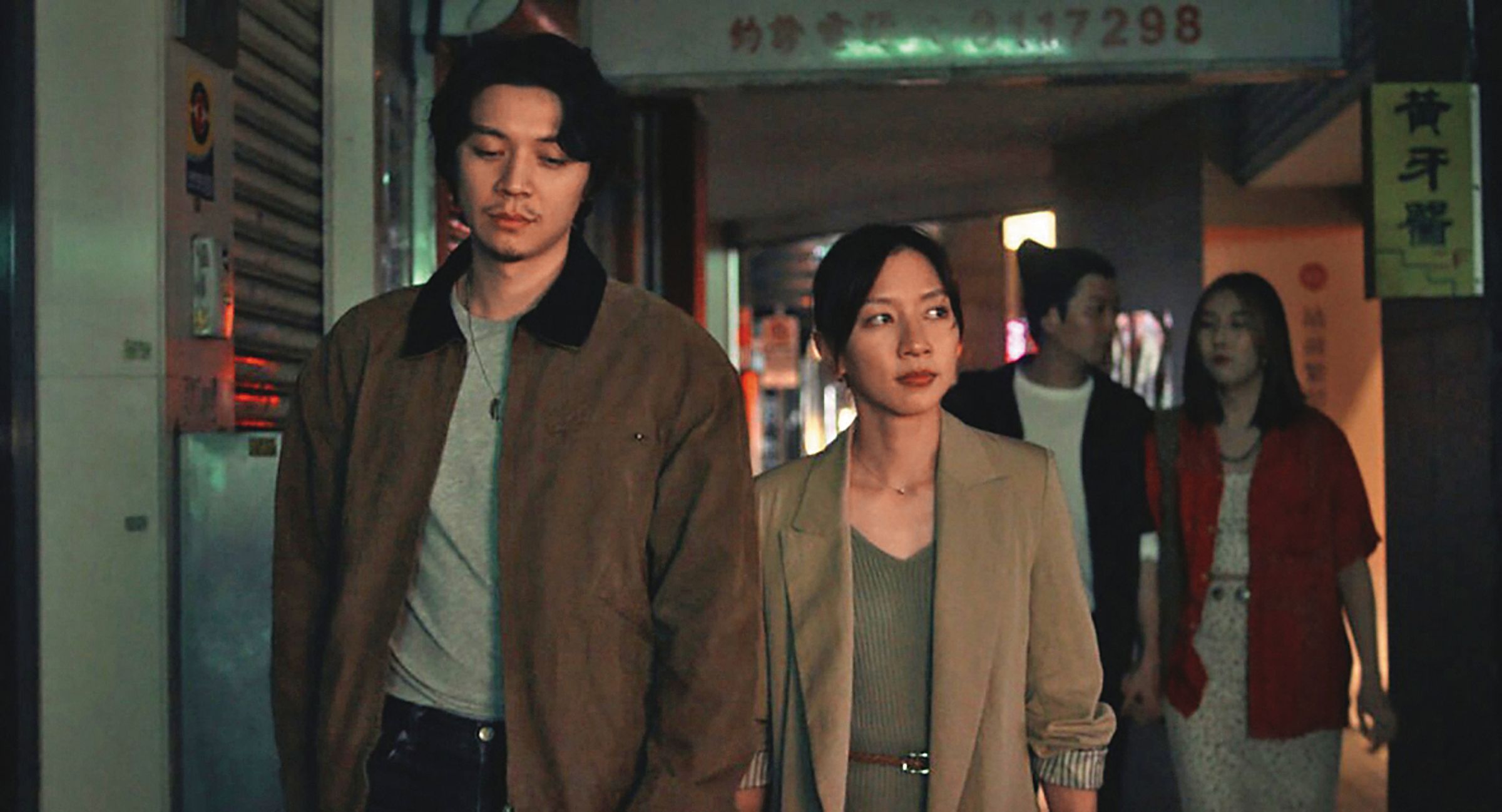 郭子豪(左)在《明日的過客》終於當上主角,與陳妤(右)搭檔;以細膩演技詮釋角色的遺憾與釋懷,填補了多年來的演藝空虛。(光年映畫提供)