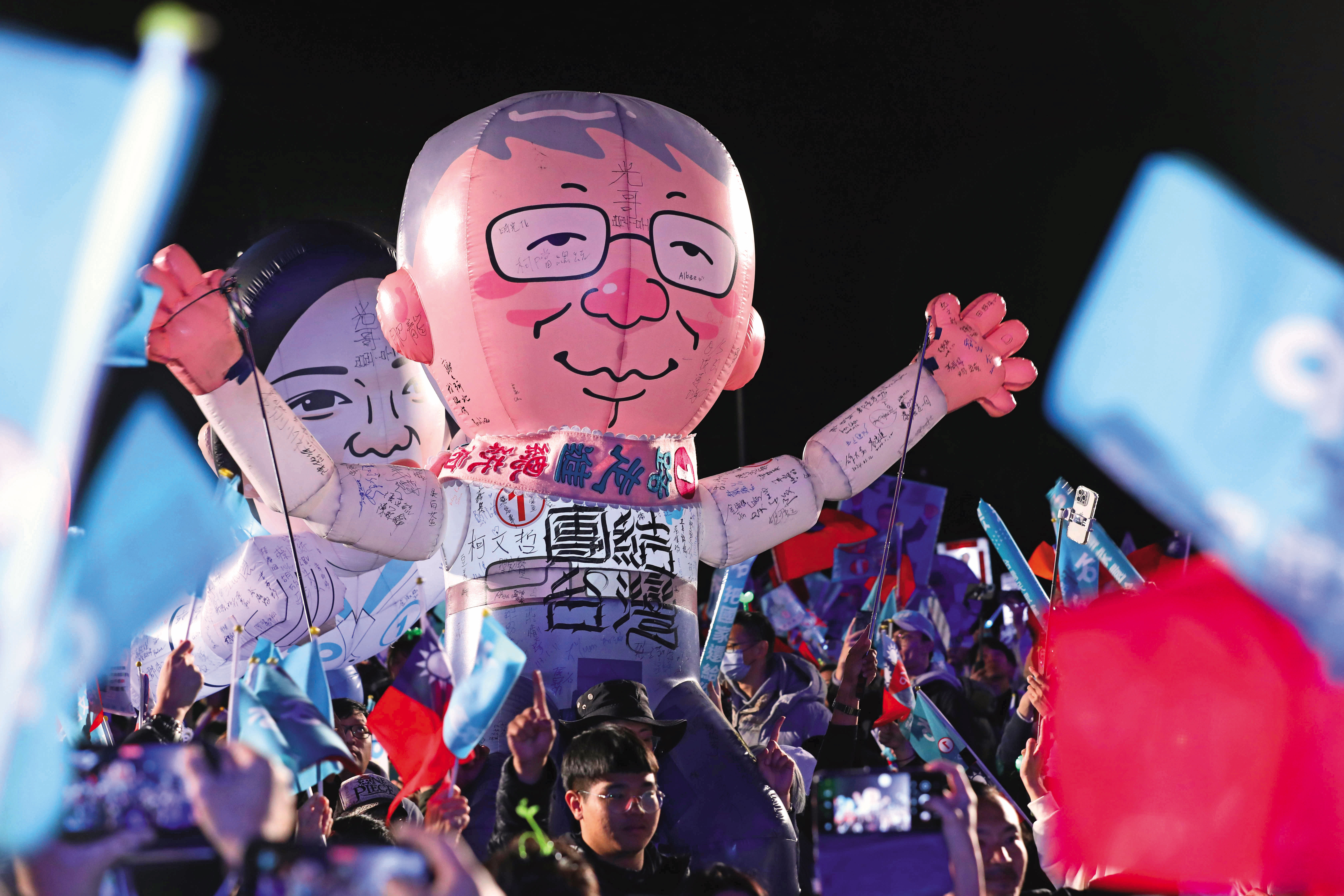 柯文哲交保若想參選公職登記為候選人有其限制，須力拚無罪或至少讓刑期不超過10年。圖為2024柯選前之夜。