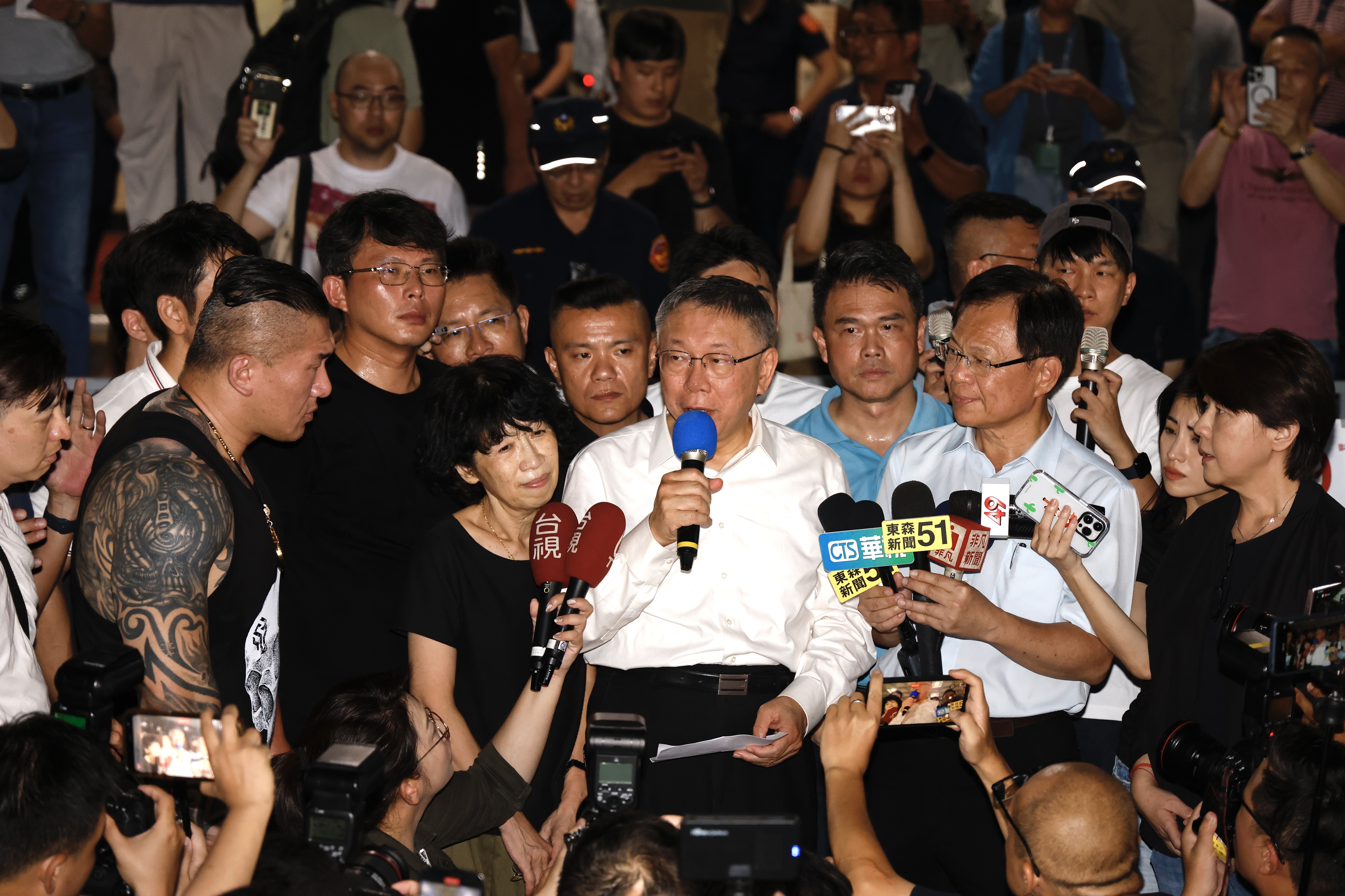 民眾黨主席柯文哲獲無保請回，檢察官抗告後高院預計今下午裁定。