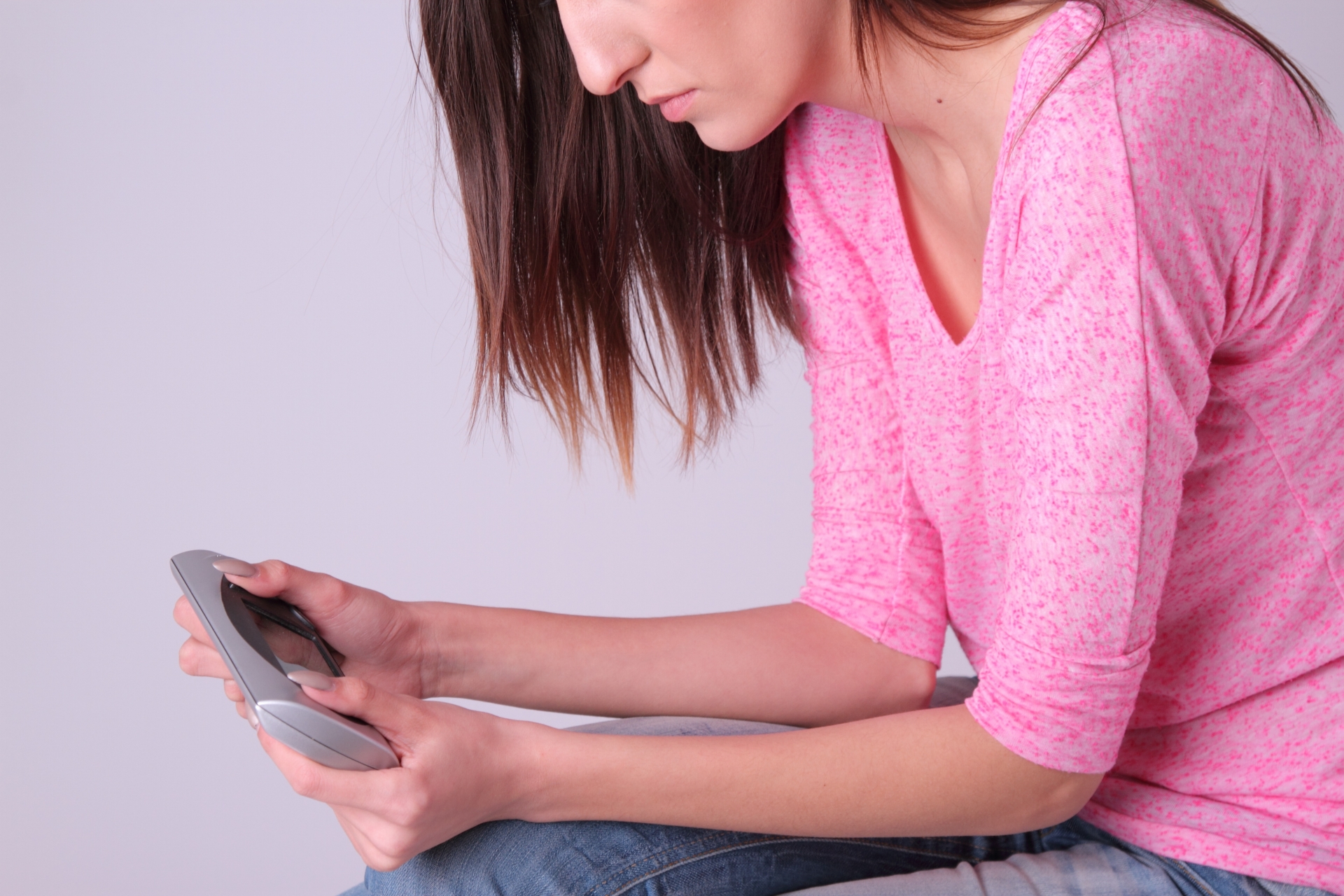 一名網友抱怨姊姊10年來不願工作，只關在家打電動啃老。（示意圖，photoAC）