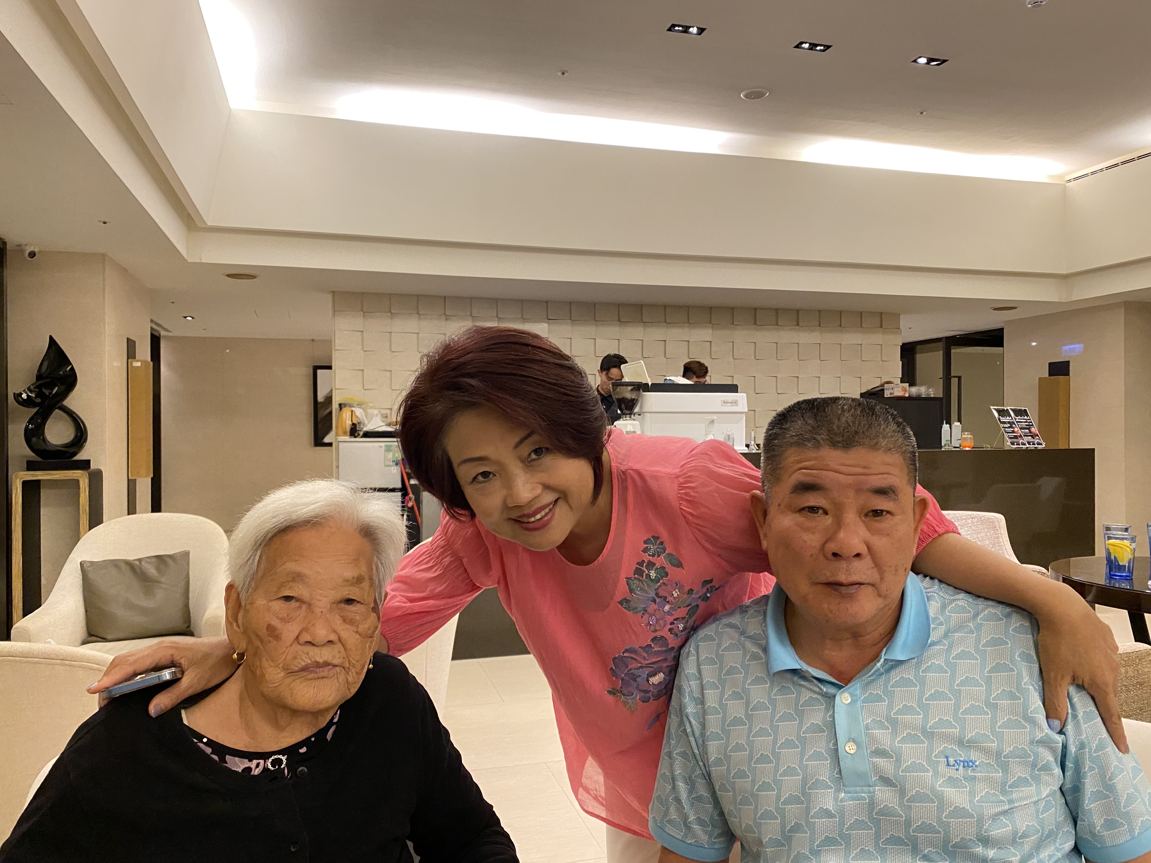 謝文旭（右1）相當孝順，因媽媽（左1）年長無法使用按摩椅，產生發明律動椅的動力。（謝文旭提供）