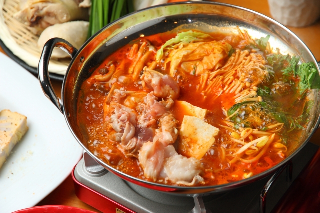 醫師黃軒提醒，民眾若依靠高糖飲料、重辣食物或酒精取暖，可能只是「假暖」，反而會熱度流失更快。（翻攝自photo-ac）