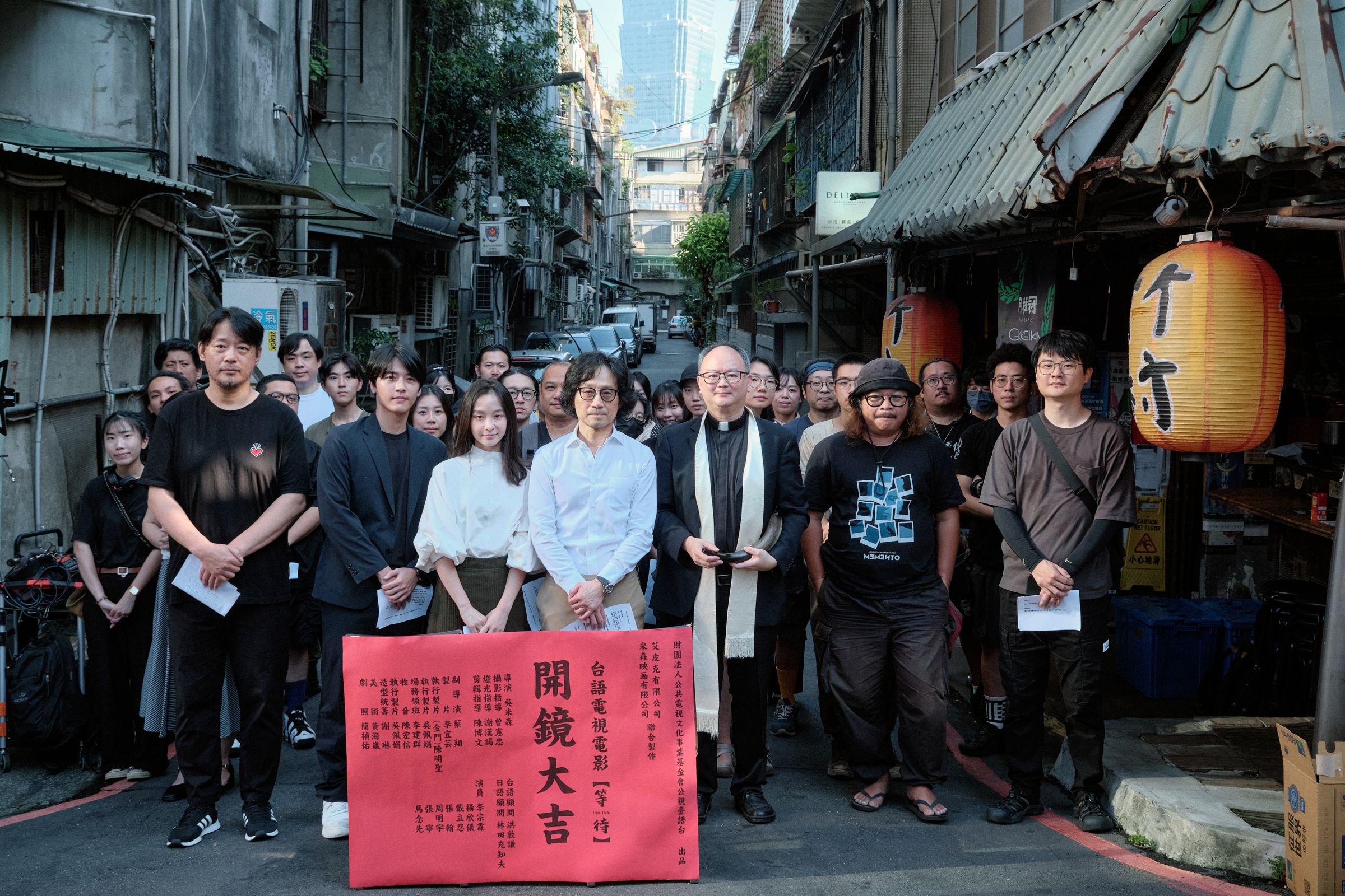 導演吳米森率隊拍攝電視電影《等待》。（公視台語台）