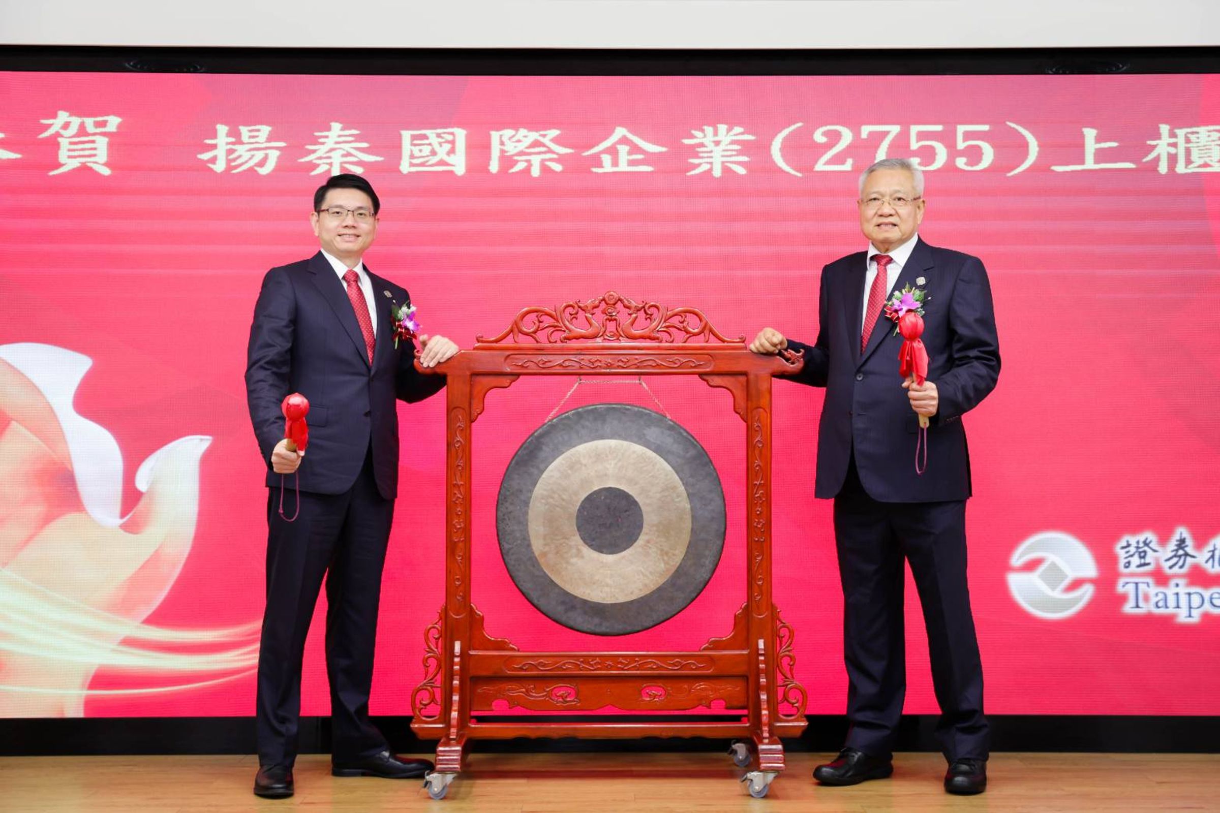 超秦董事長卓靖倫（左）笑稱常與創辦人父親卓元裕（右）互嗆，但父子齊心把事業做好。（超秦提供）