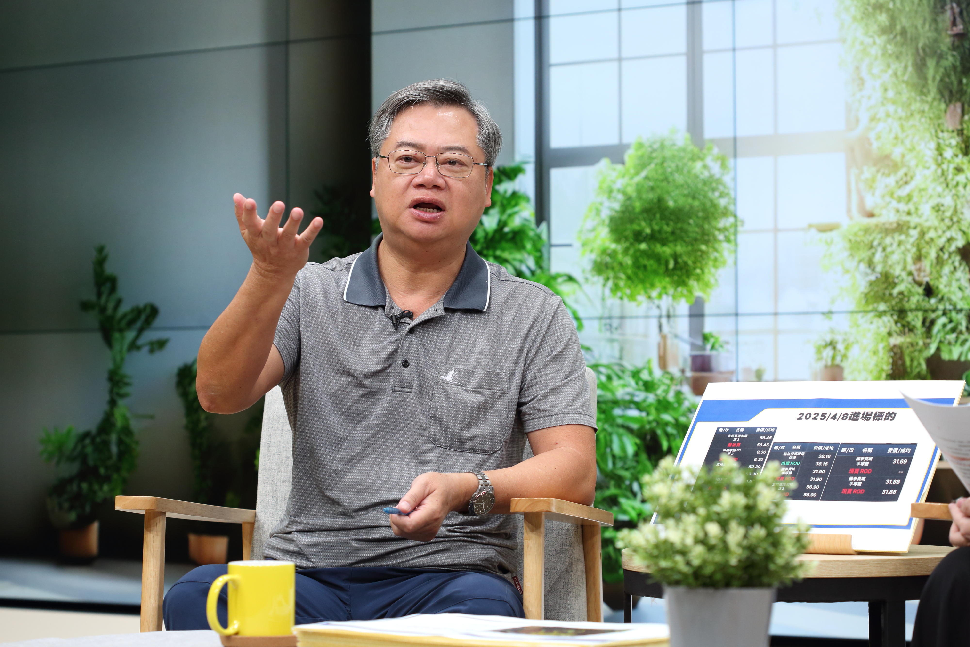 陳重銘強調，應善用新台幣升值機會布局美股，彎腰撿便宜。