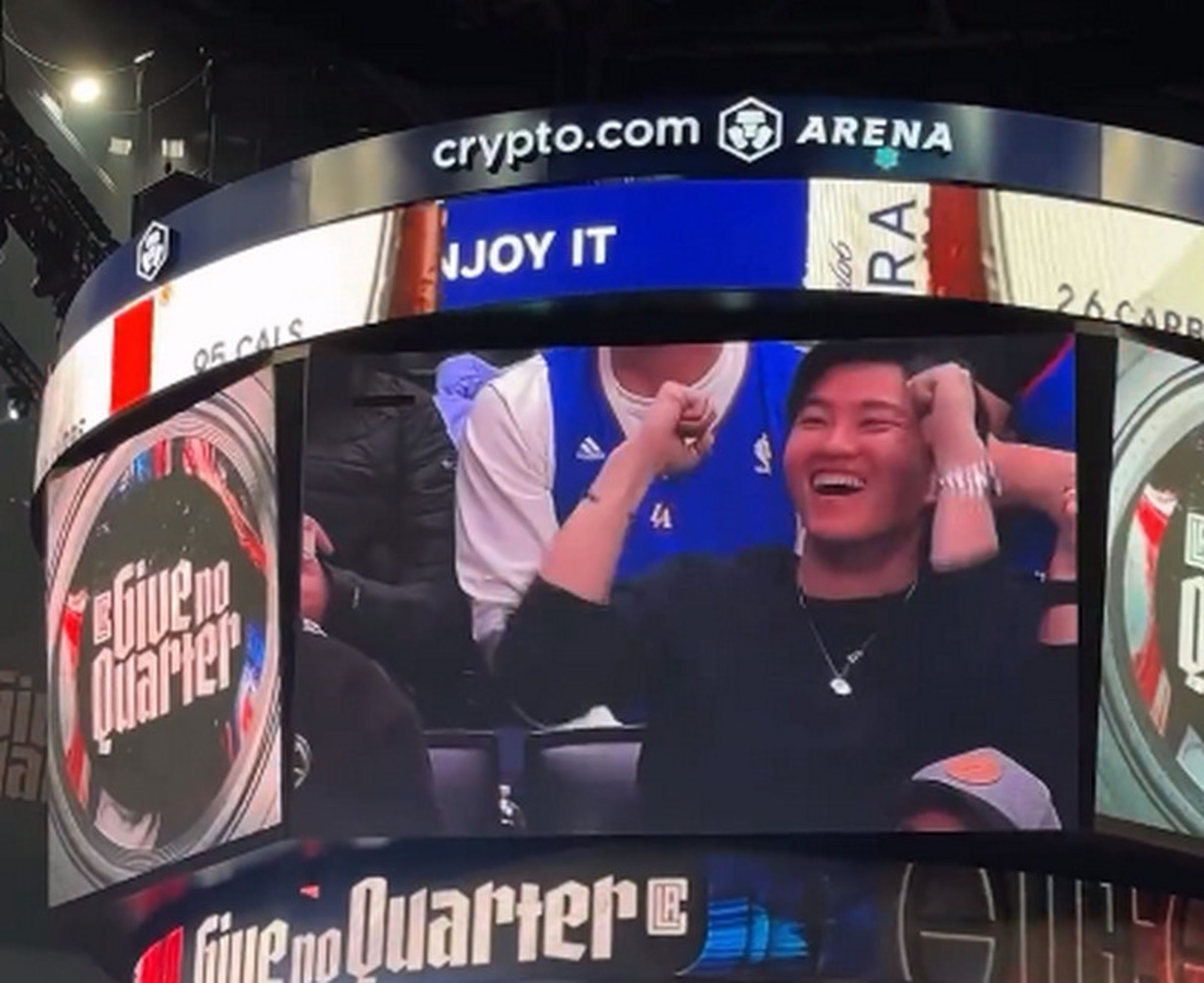 Joeman首次看NBA現場比賽,就幸運登上大螢幕。(翻攝IG@joemanweng)