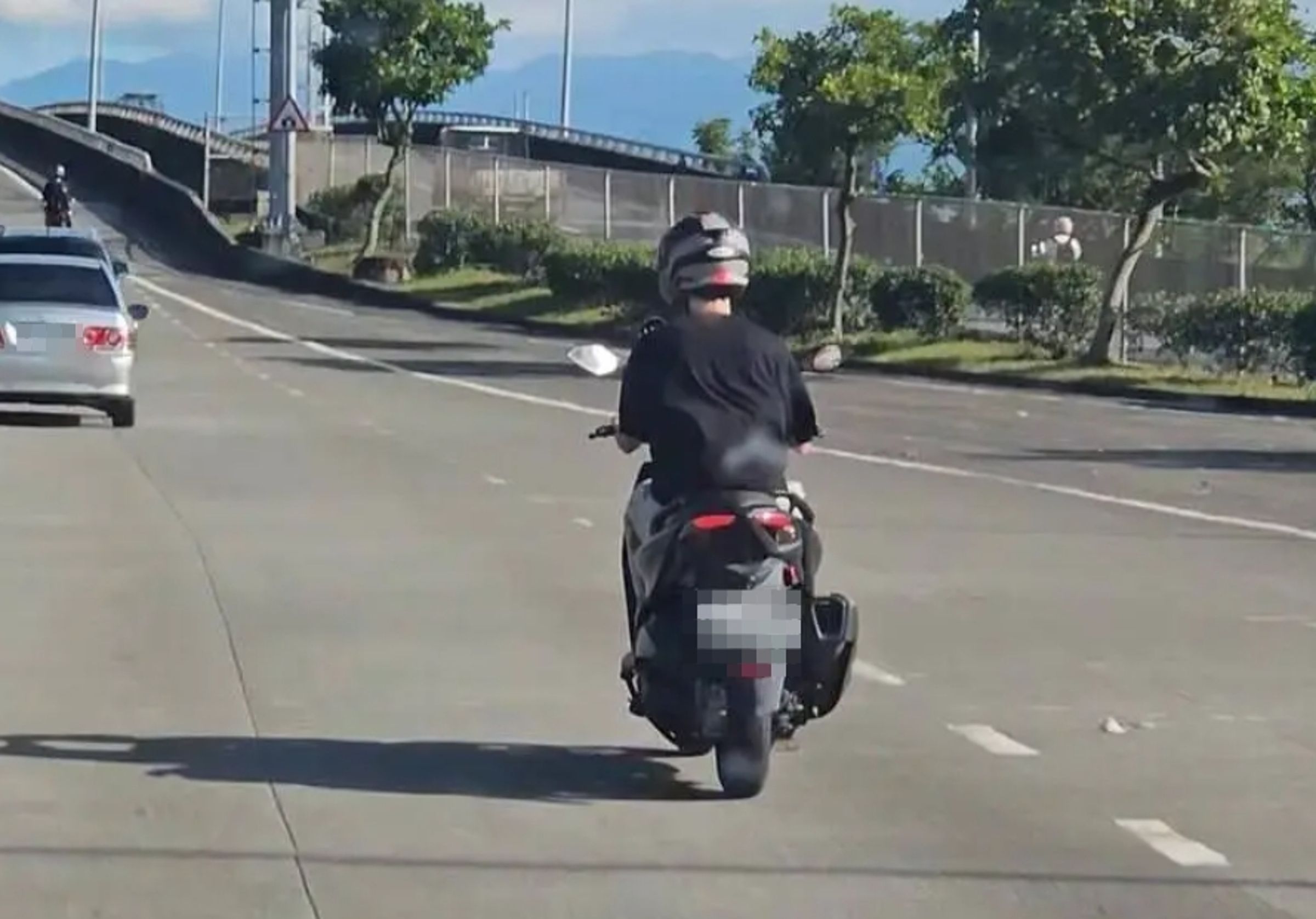 3名年輕機車騎士疑似揪團一起違規騎上國道。(翻攝自臉書)