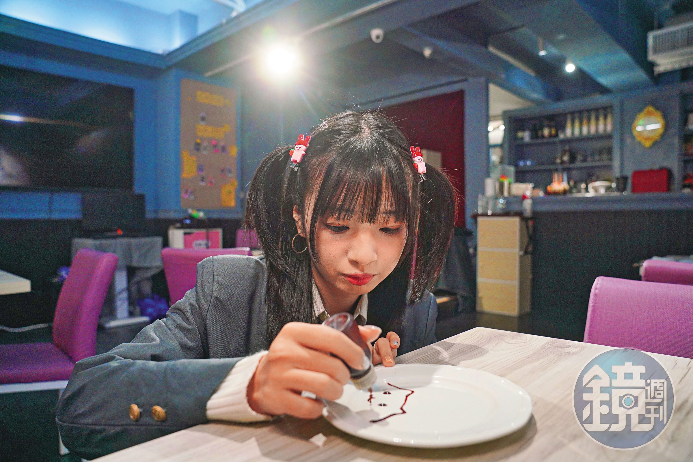 女僕咖啡廳的一大特色就是「繪盤」,由女僕在桌邊用巧克力醬繪製圖案。女僕繪盤蛋糕(150元/份)、心桃文學部(150元/杯)。