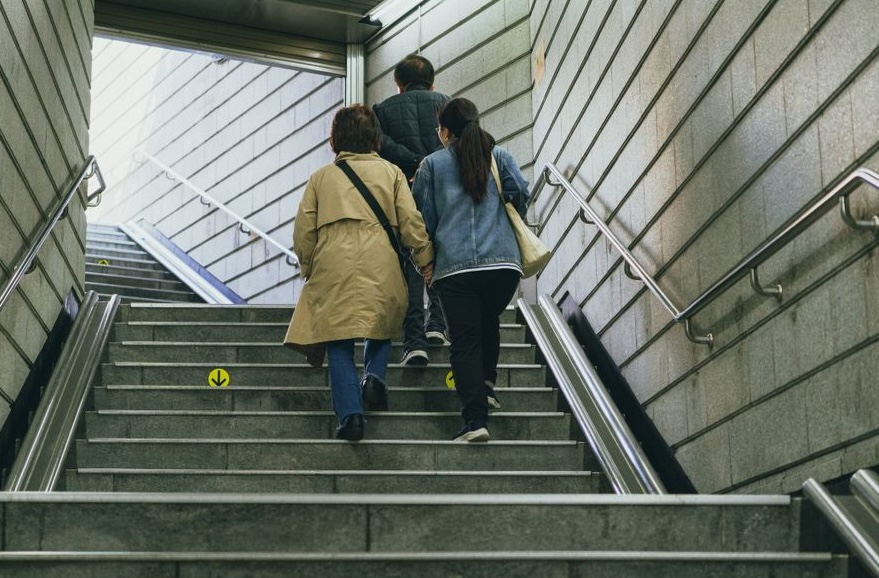有醫師指出,爬樓梯是最被低估的「日常微運動」。(示意圖,Pexels)