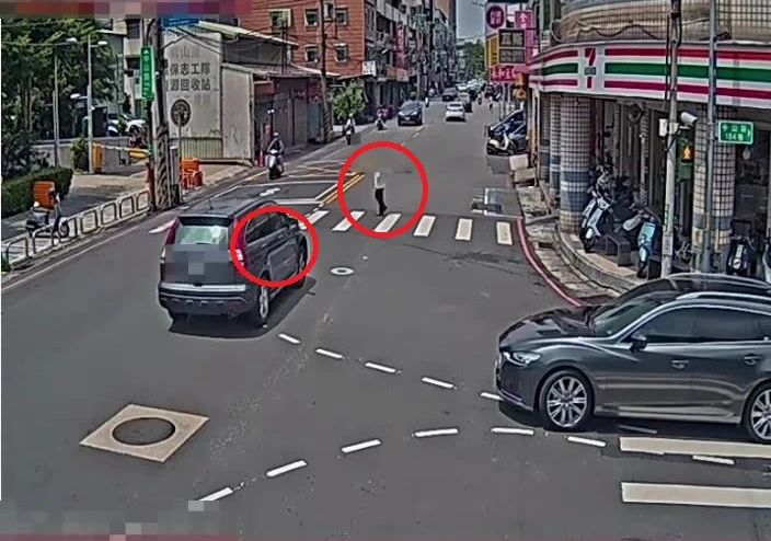 7旬老翁闖紅燈撞上無辜少女。（翻攝畫面）