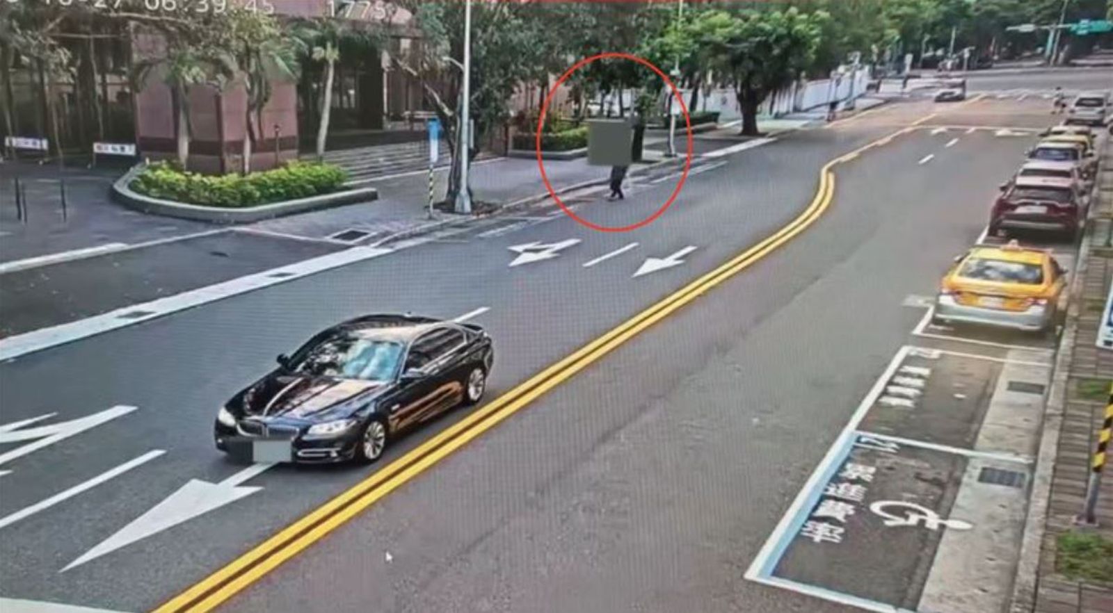 73歲陳姓男子因不滿司法判決,今晨持2桶穢物到台北地院潑灑。(翻攝畫面)