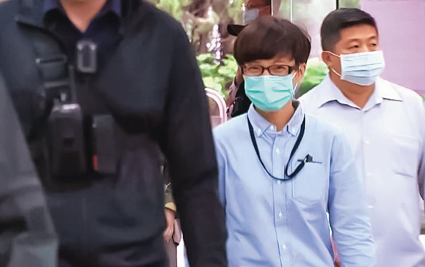 橘子許芷瑜（左）上月趁北檢對她發布通緝並註銷護照前，急忙從日本轉飛澳洲藏匿，專案小組正透過管道緝拿她到案。