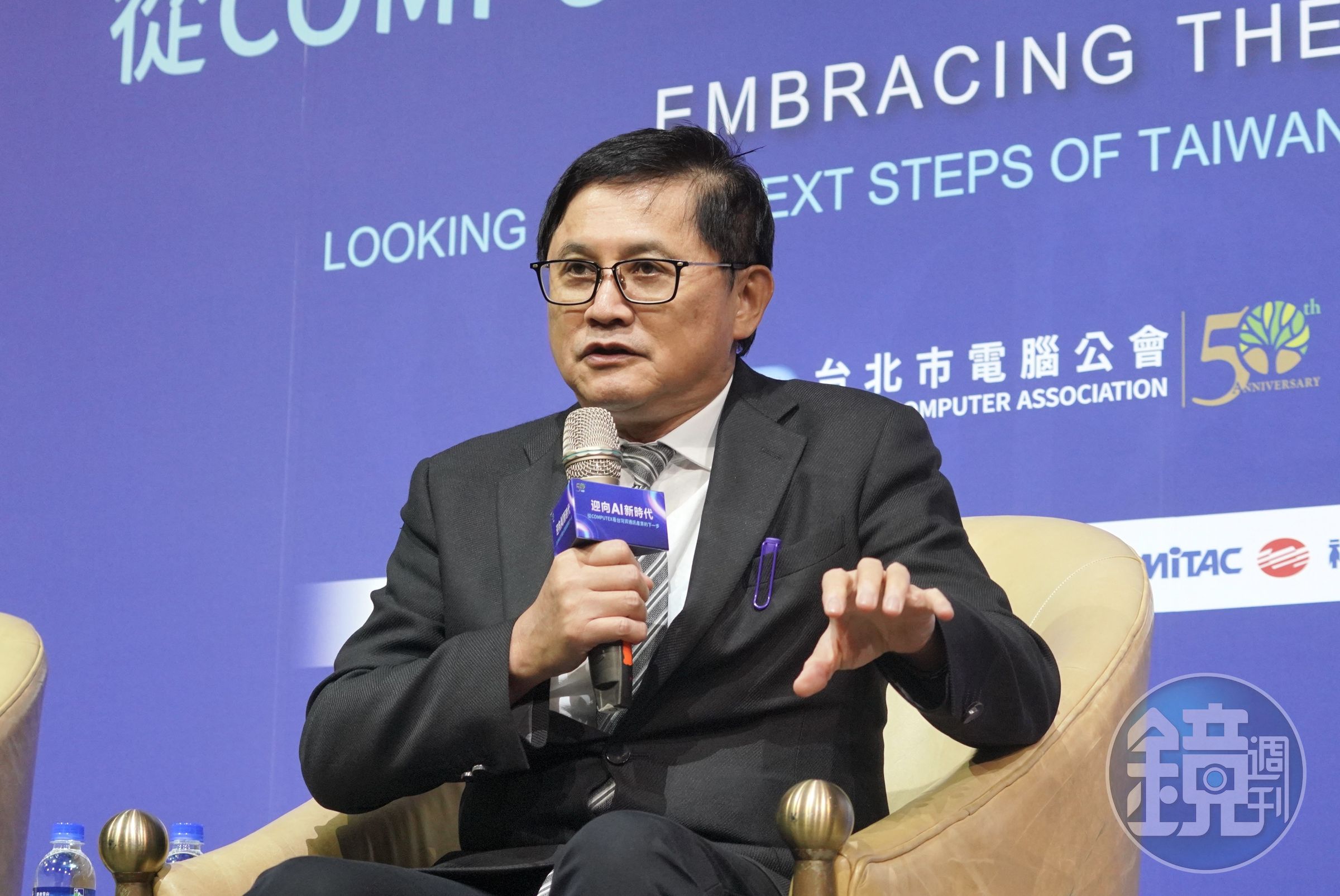 談起核能發電,童子賢點出一個關鍵優點就是,「佔用的土地面積非常的小」。