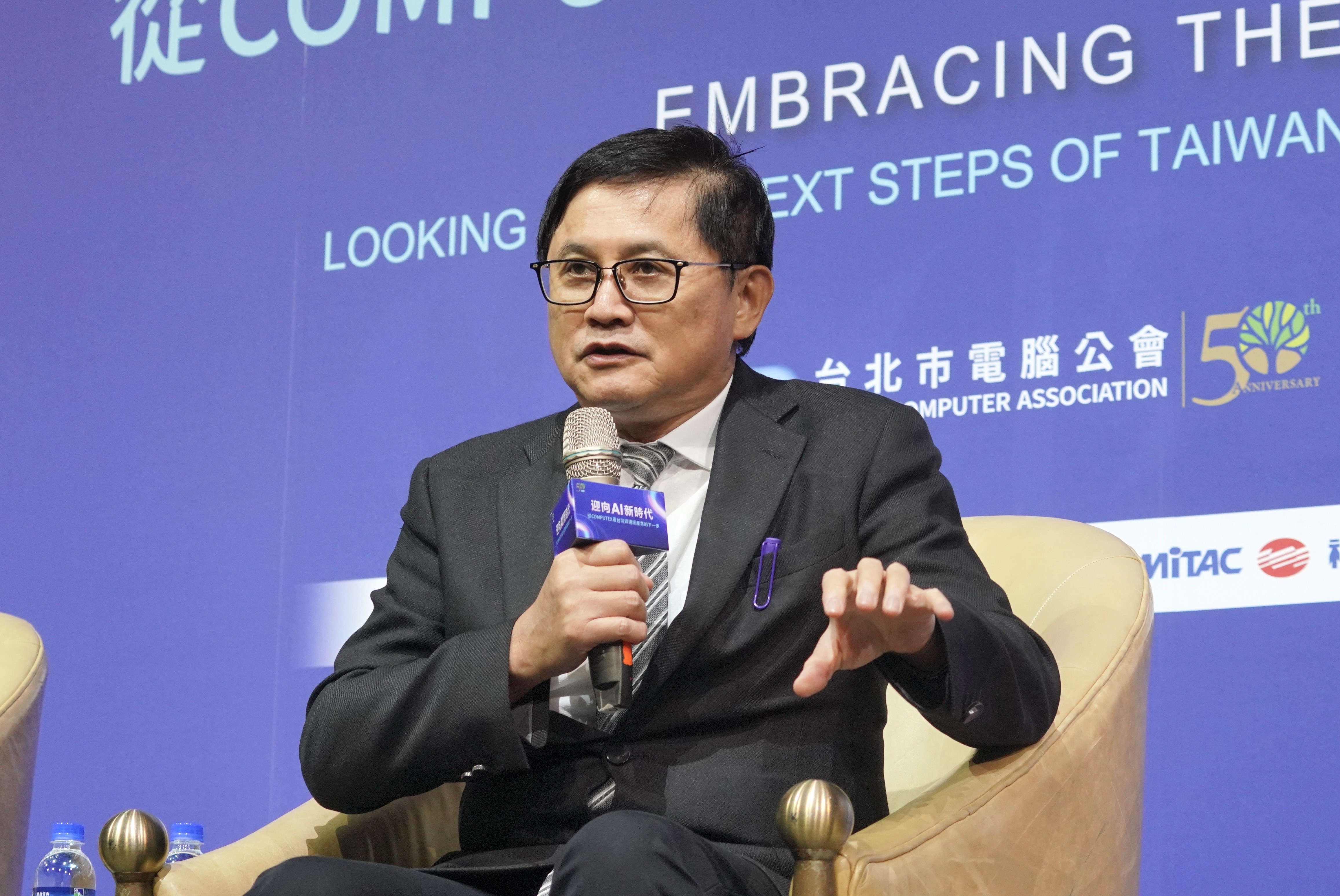 談起核能發電，童子賢點出一個關鍵優點就是，「佔用的土地面積非常的小」。