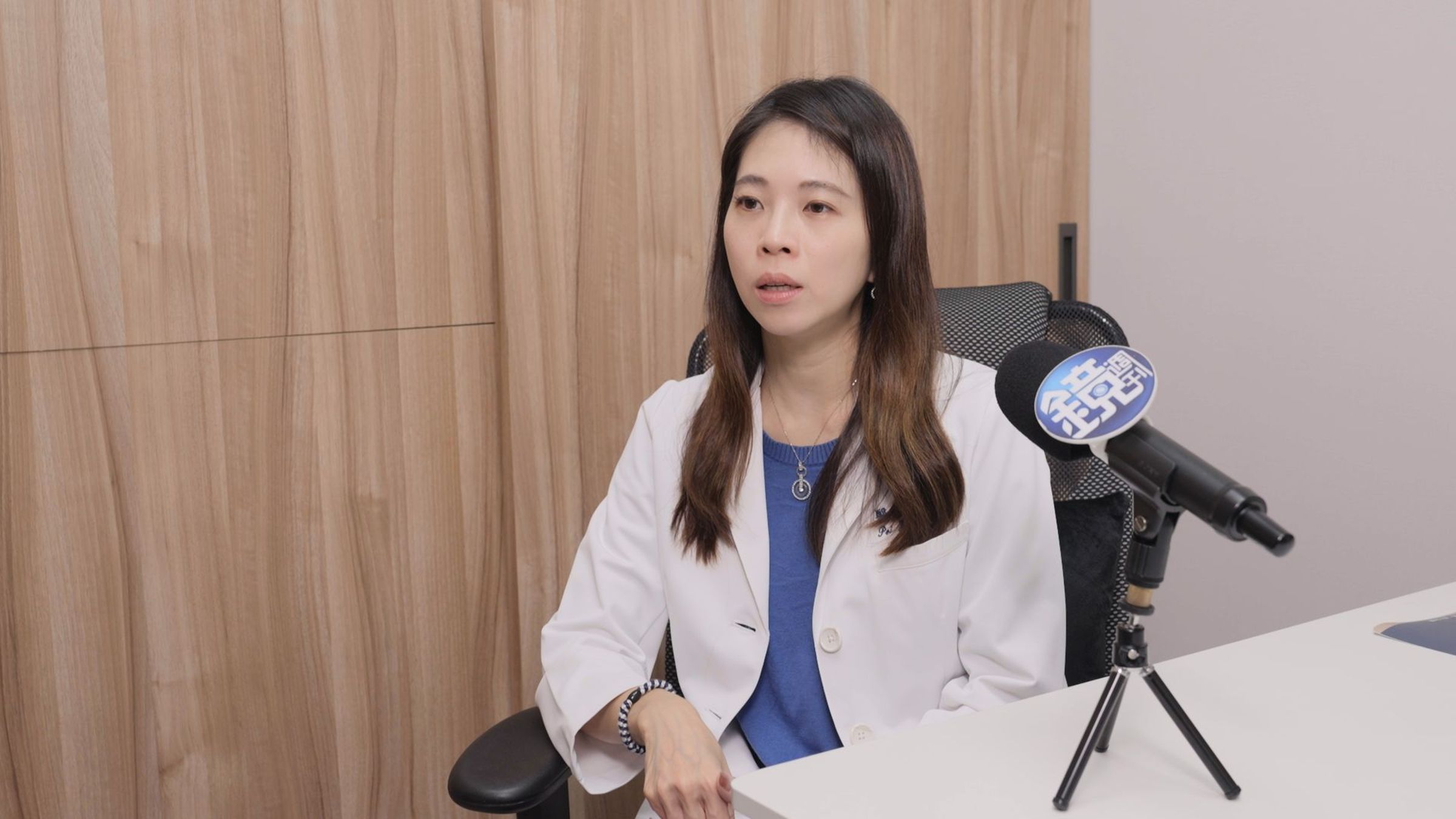 安澐診所總監皮膚專科—高珮菡醫師說明,皮秒雷射能改善暗沉與毛孔,但若能量輸出不穩,恐出現紅腫、反黑甚至結痂,恢復期也會大幅延長。