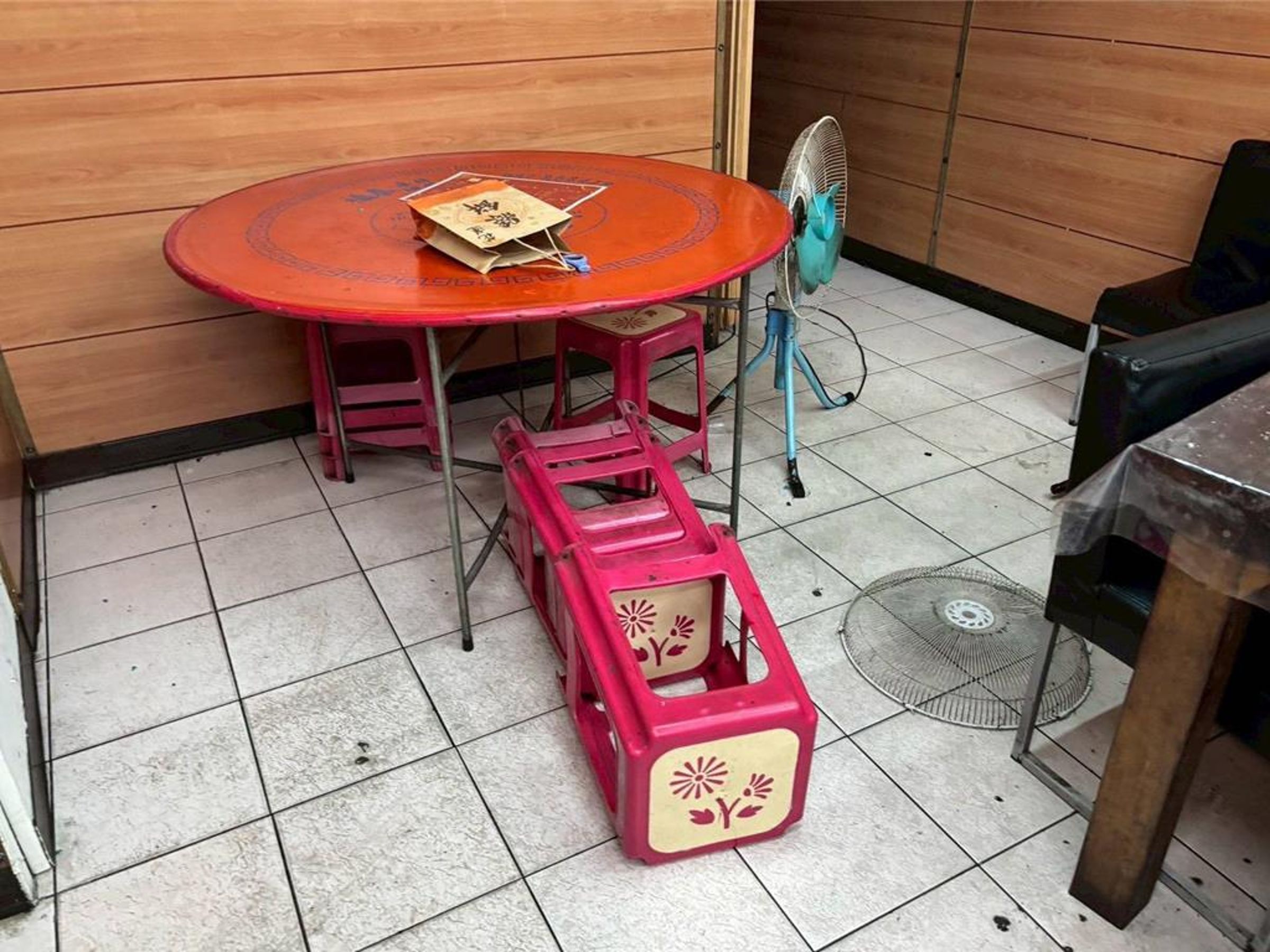 7名惡煞不滿泡湯遭公所謝姓承辦員勸阻,竟鎖定謝男行蹤在小吃店亂砸痛毆被害人,現場一片狼藉。(翻攝畫面)