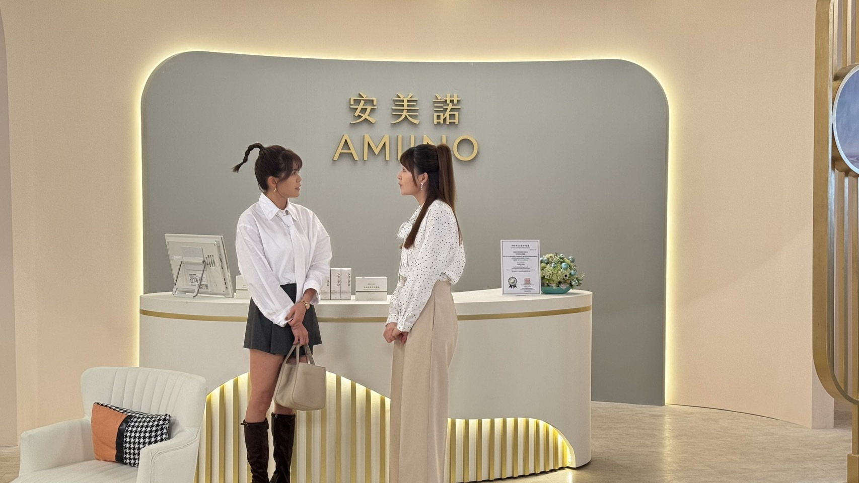 林柏妤客串《好運來》跟謝京穎有對手戲。(民視提供)