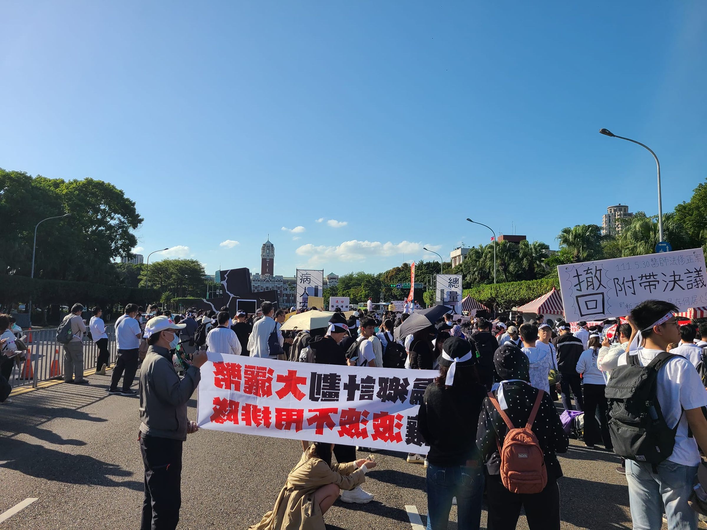 凱道「黑十字運動」有超過千名醫療界人員參與,許多醫護紛紛披上白袍到場聲援。(翻攝自貓貓頭社長臉書)
