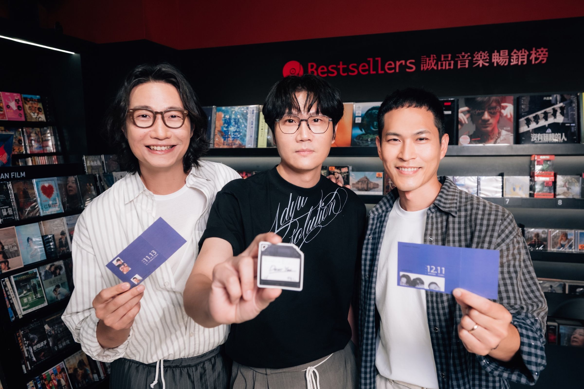 宇宙人《Dear You》預購見面會近距離親自替歌迷蓋章送小卡。（相信音樂提供）