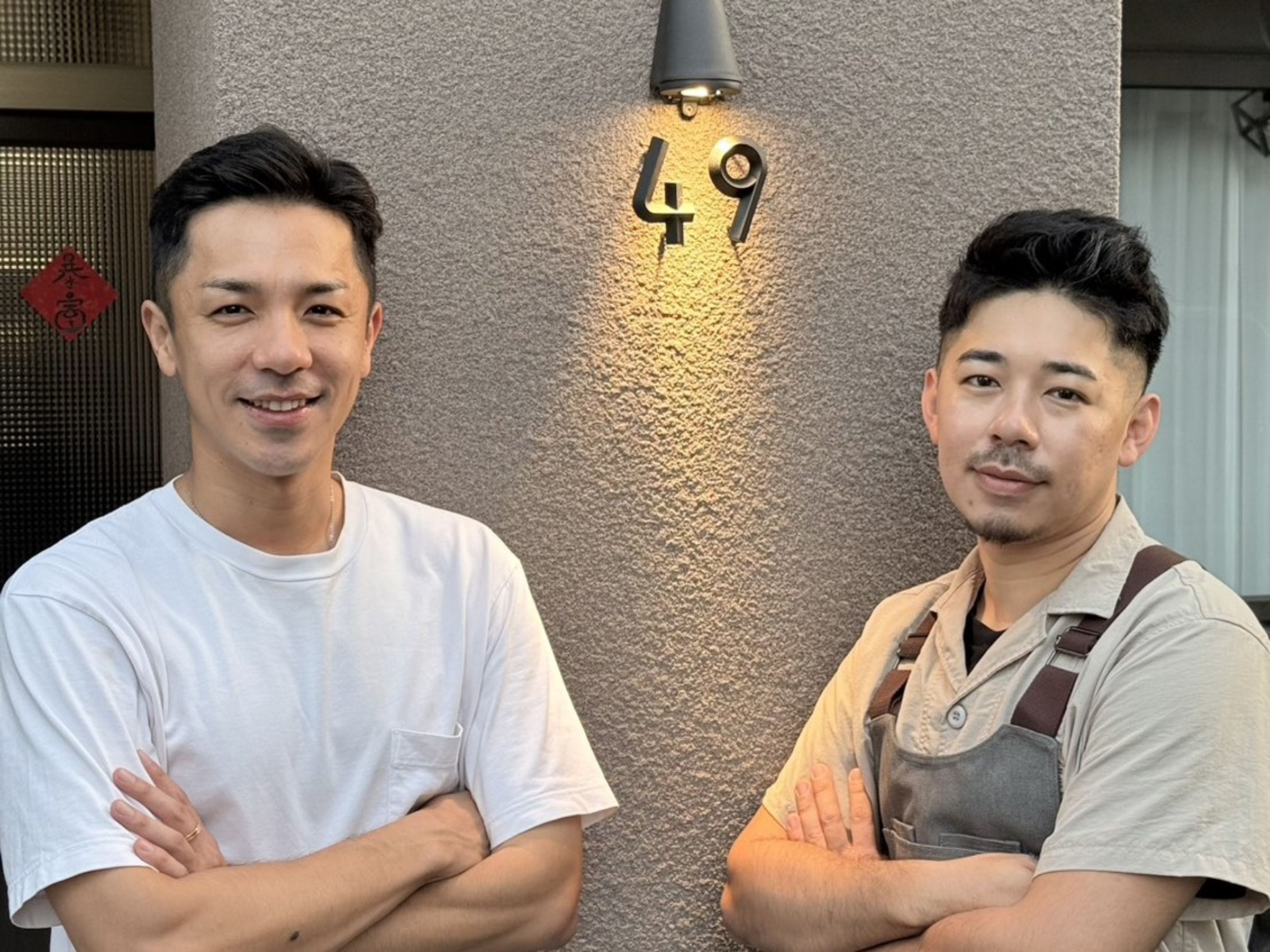 楊皓崴（左）過年期間幫忙弟弟顧店。（爾傑娛樂提供）