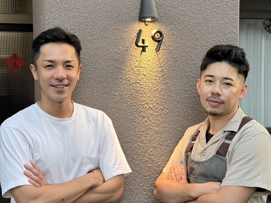 楊皓崴（左）過年期間幫忙弟弟顧店。（爾傑娛樂提供）