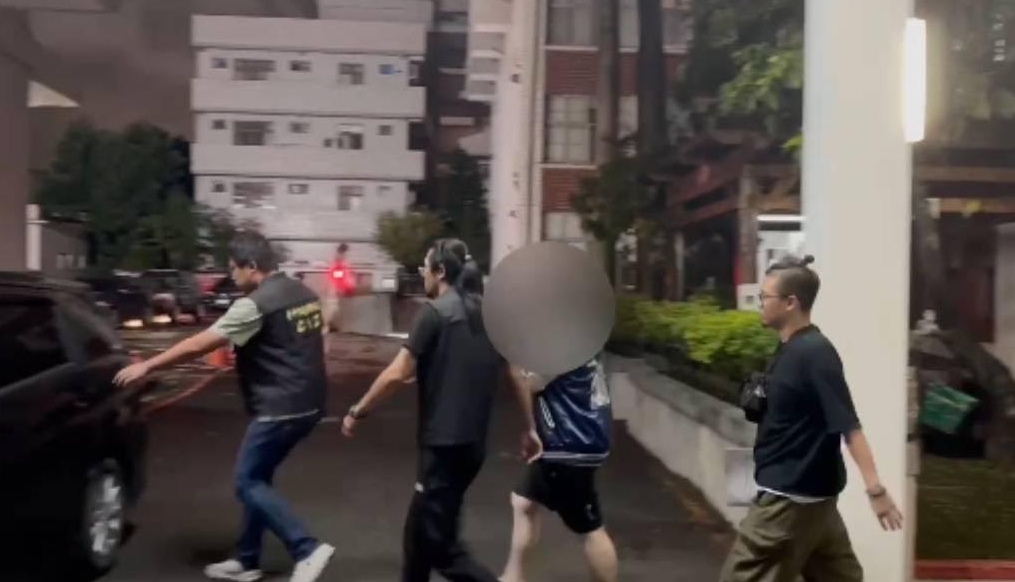 李女被移送地檢署複訊，以15萬元交保。（警方提供）