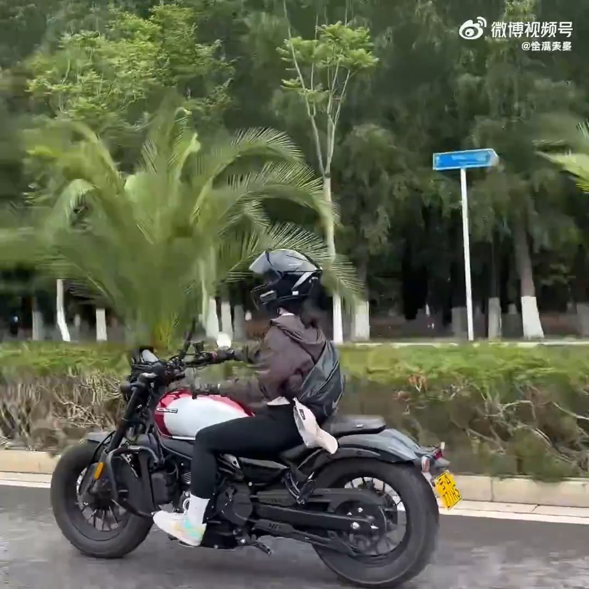 中國現在興起女生騎重機的風潮。（翻自微博）