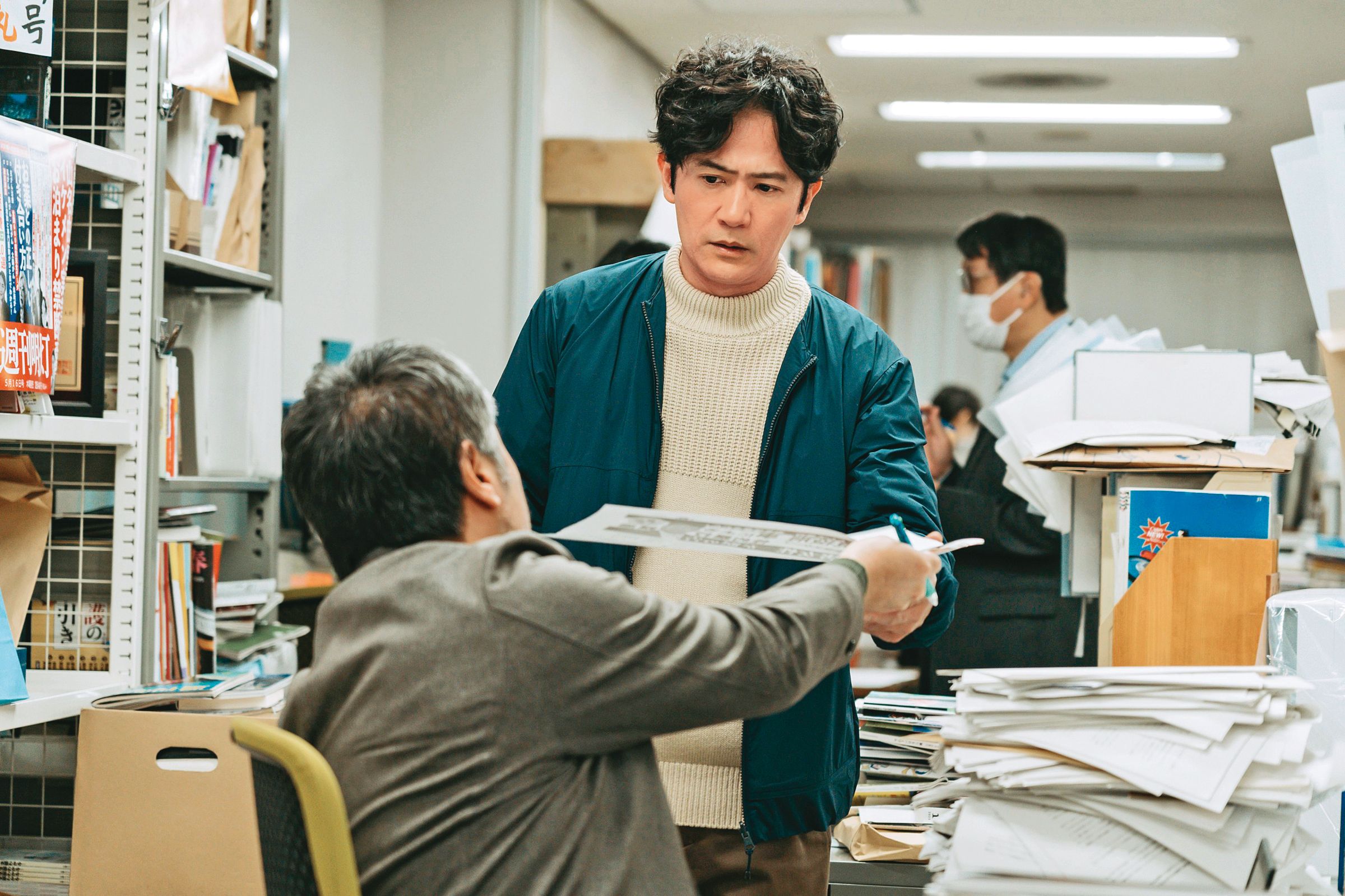 片中飾演記者的稻垣吾郎（右）開拍前與事件的報導者見面，有助於詮釋角色。（光年映畫提供）