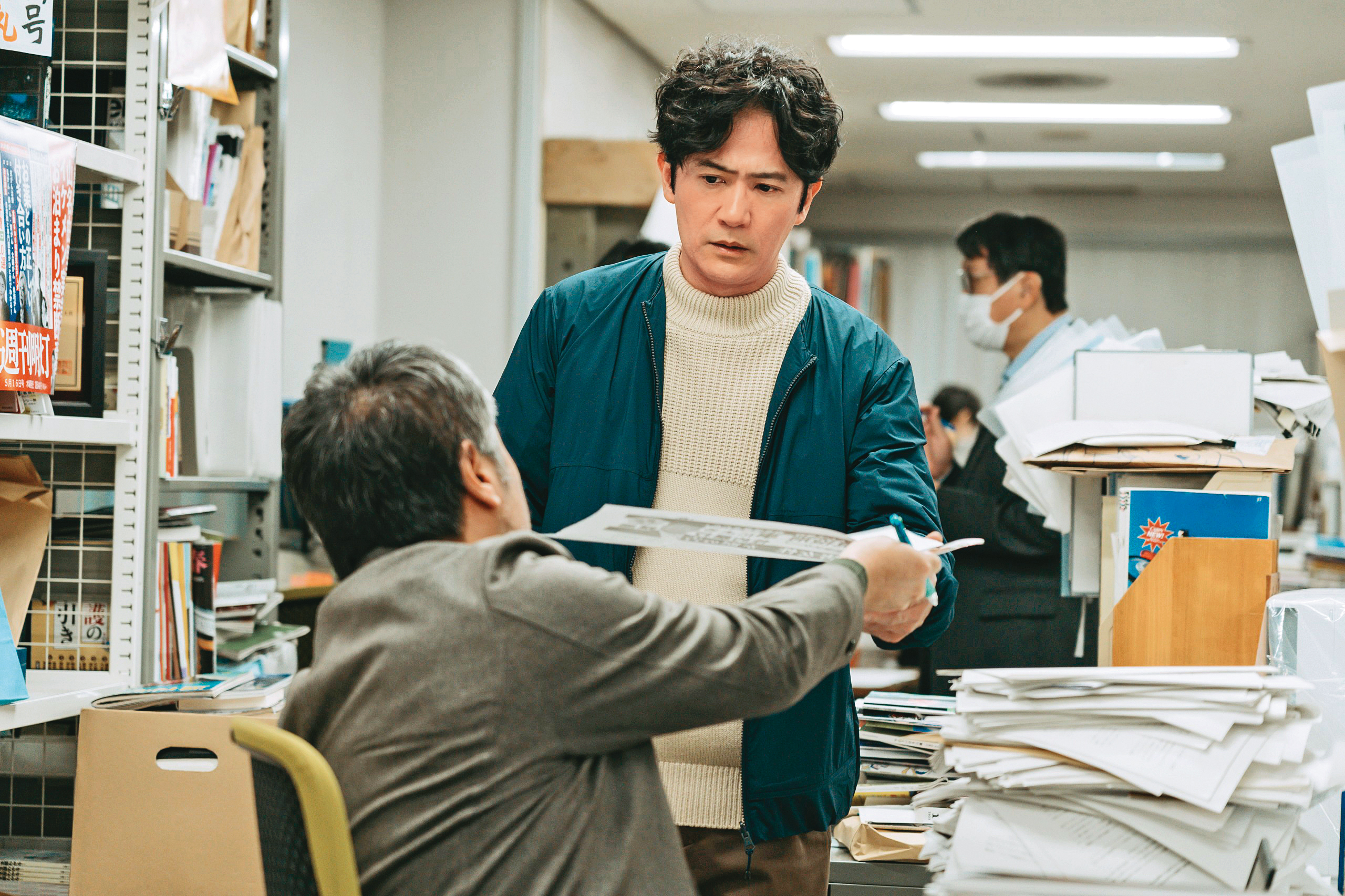 片中飾演記者的稻垣吾郎(右)開拍前與事件的報導者見面,有助於詮釋角色。(光年映畫提供)