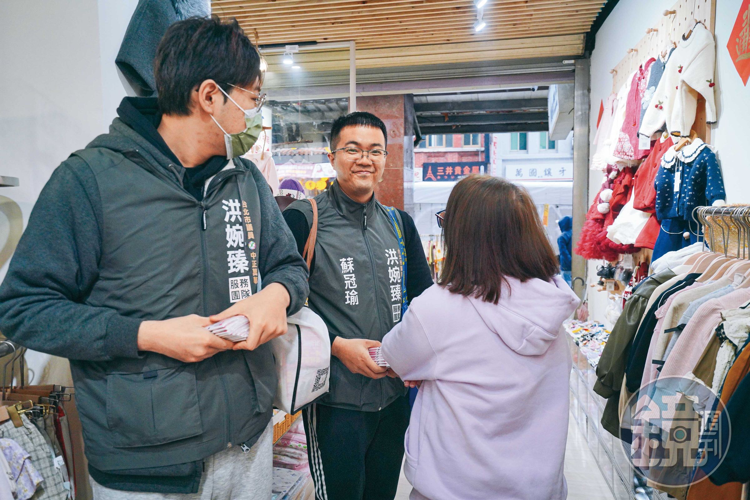 吳珮瑄的老公蘇冠瑜(中)起初也在店裡幫忙,但只做3個月就覺得無聊,現是萬華區市議員洪婉臻的助理。