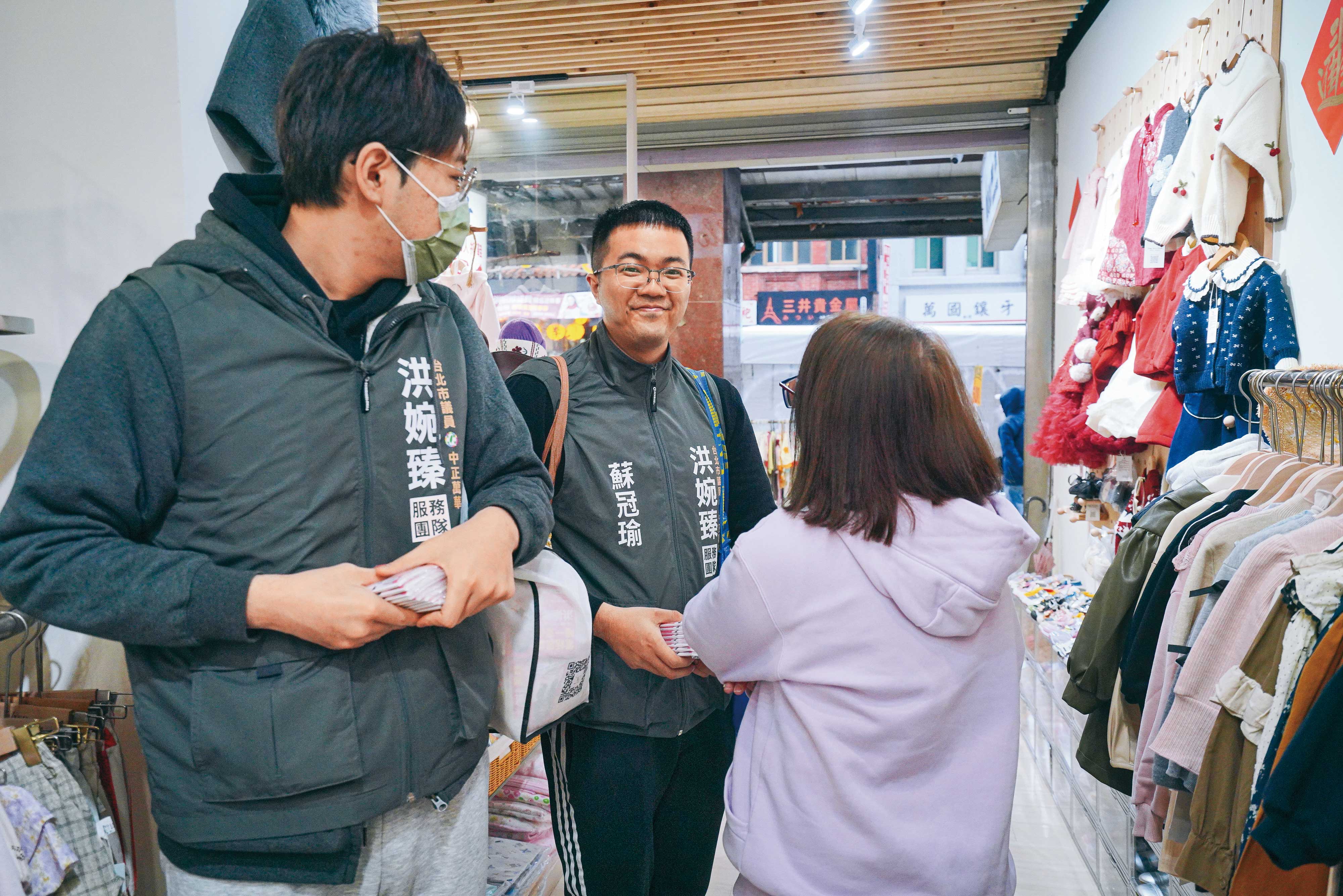吳珮瑄的老公蘇冠瑜（中）起初也在店裡幫忙，但只做3個月就覺得無聊，現是萬華區市議員洪婉臻的助理。