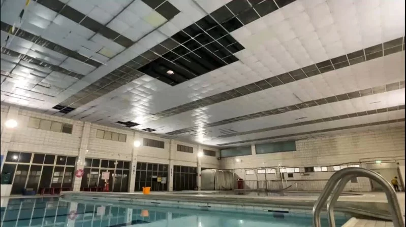 台南東區一處室內游泳池天花板輕鋼架突然掉落，造成5歲女童小腿撕裂傷送醫。市府體育局今日會同工務局與消保官到場稽查，全面檢視泳池公共安全與設施維護。（翻攝畫面）