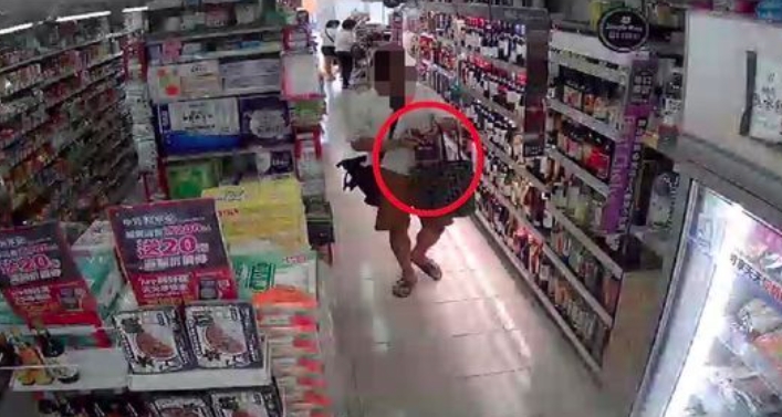 一名男子在超商偷竊2瓶高價威士忌，警方接獲店家報案後，展開1個月的追查卻未果。（翻攝畫面）