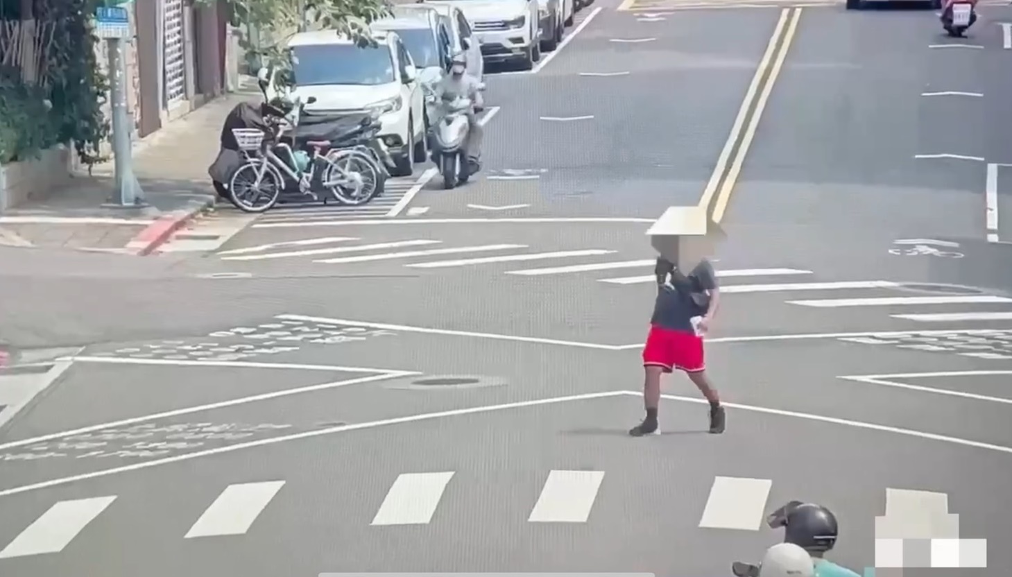 林男持木棍在路上揮舞，甚至尾隨路人，讓附近民眾心生畏懼。（翻攝畫面）