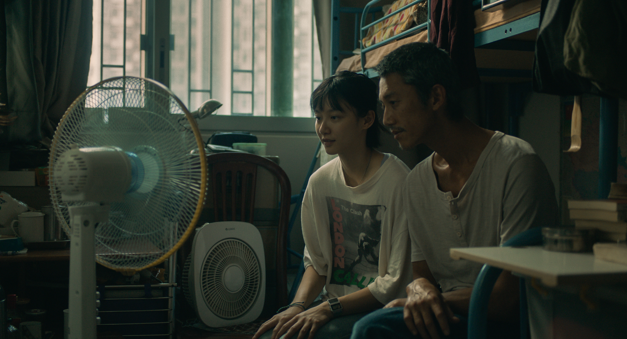 吳慷仁(右)飾演的父親在片中與小女兒袁澧林(左)關係較親近。(甲上娛樂提供)