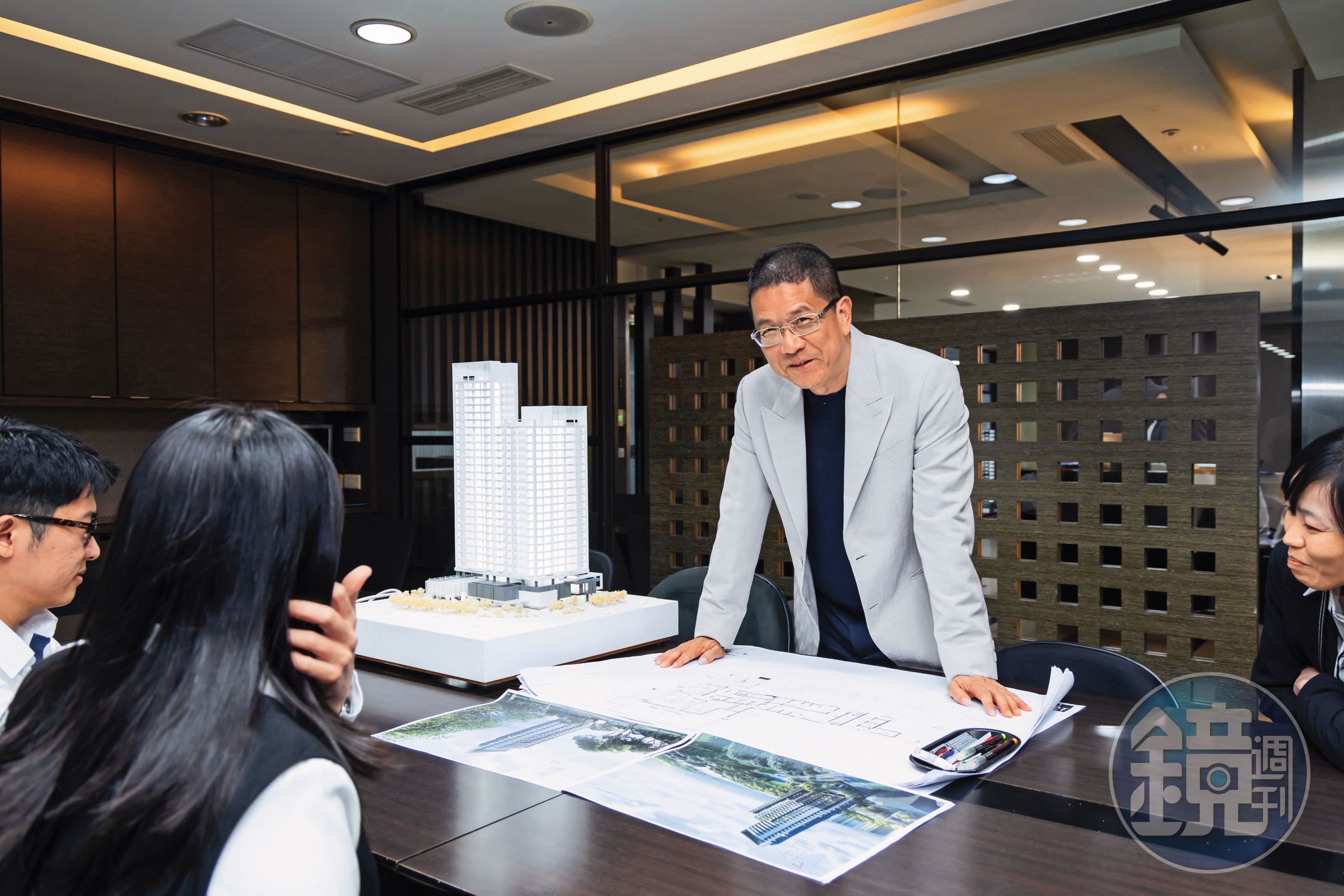呂金發事必躬親,他在建築界30多年,從建築圖到銷售說明書、廣告宣傳手冊,甚至是客服紀錄,每一個細節都要親自把關。