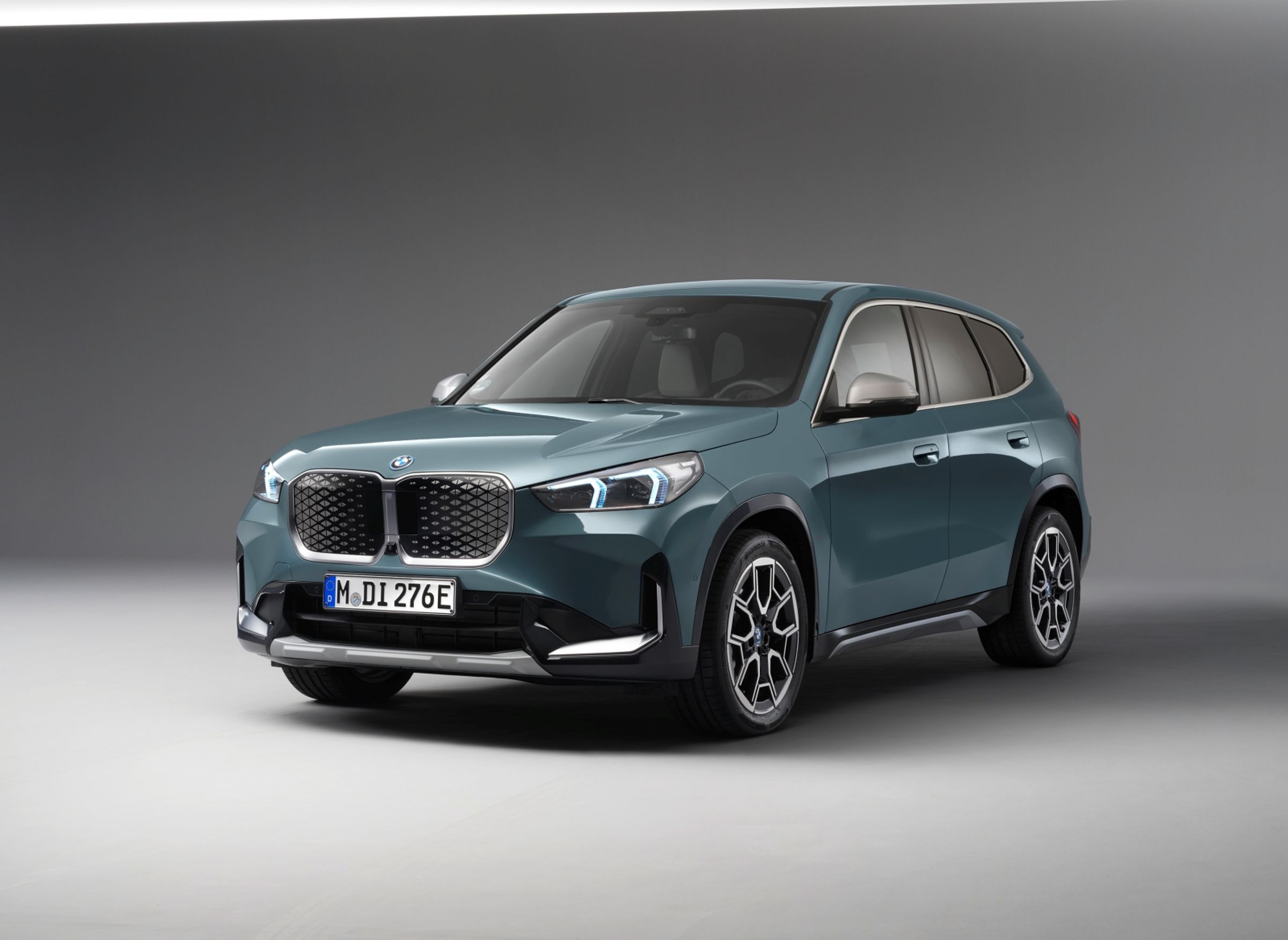 純電運動休旅BMW iX1透過全新懸浮式曲面螢幕，結合充滿時尚與年輕活力氣息的座艙鋪陳與同級唯一的BMW手機數位鑰匙2.0，打造出超越同級對手、滿足車主渴望的冒險旅程的駕馭夥伴。