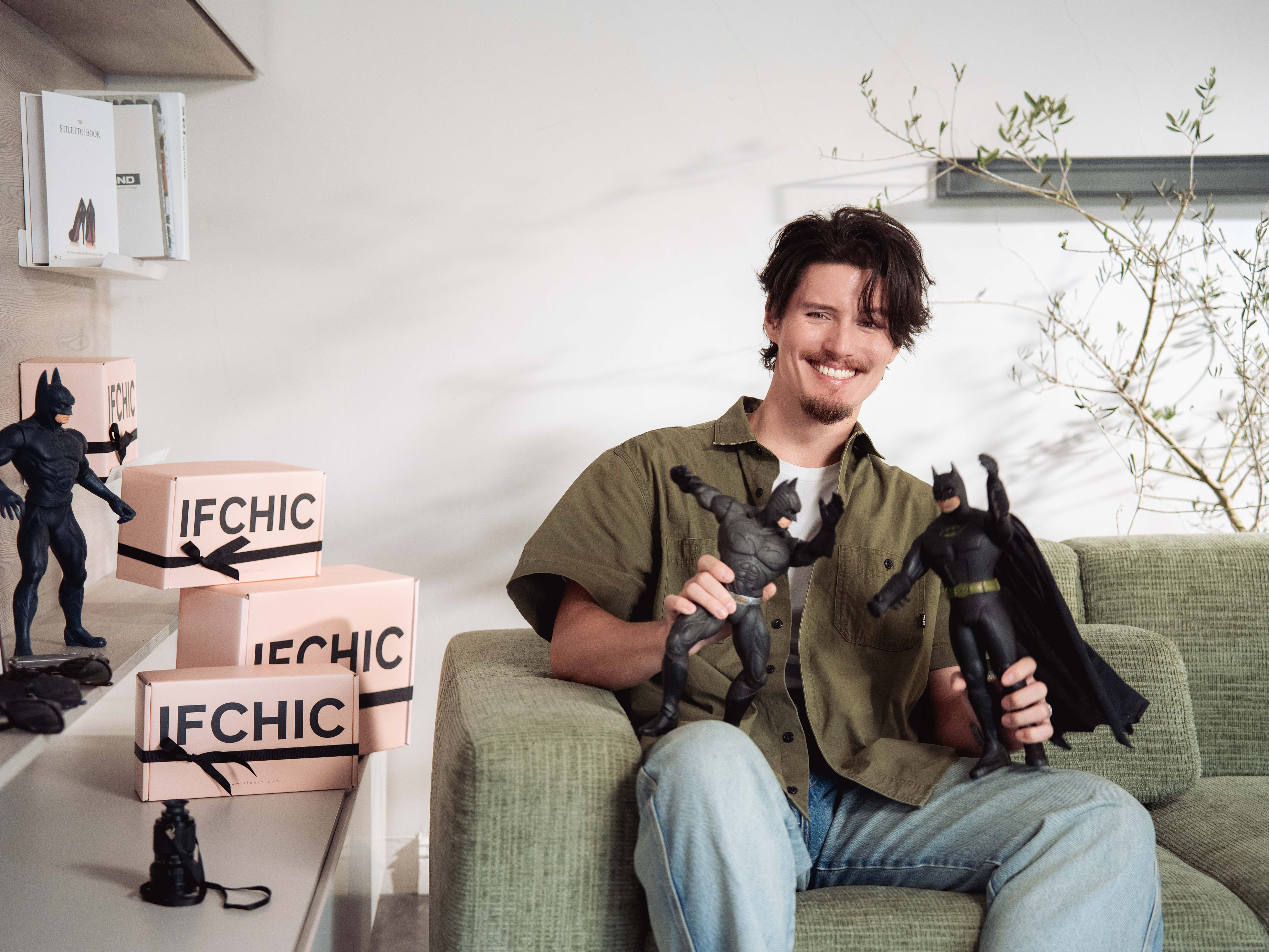 周厚安小時候爸爸會送蝙蝠俠。（IFCHIC提供）