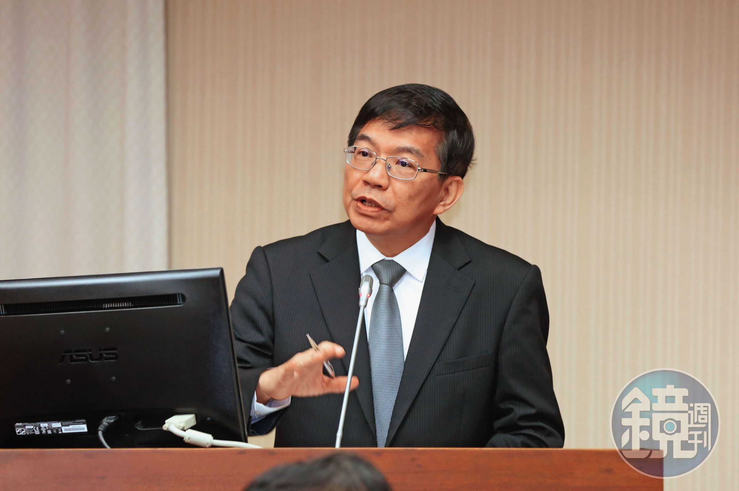 業界不滿政祭禁團令,但交通部長王國材認為發球權在中國手上。