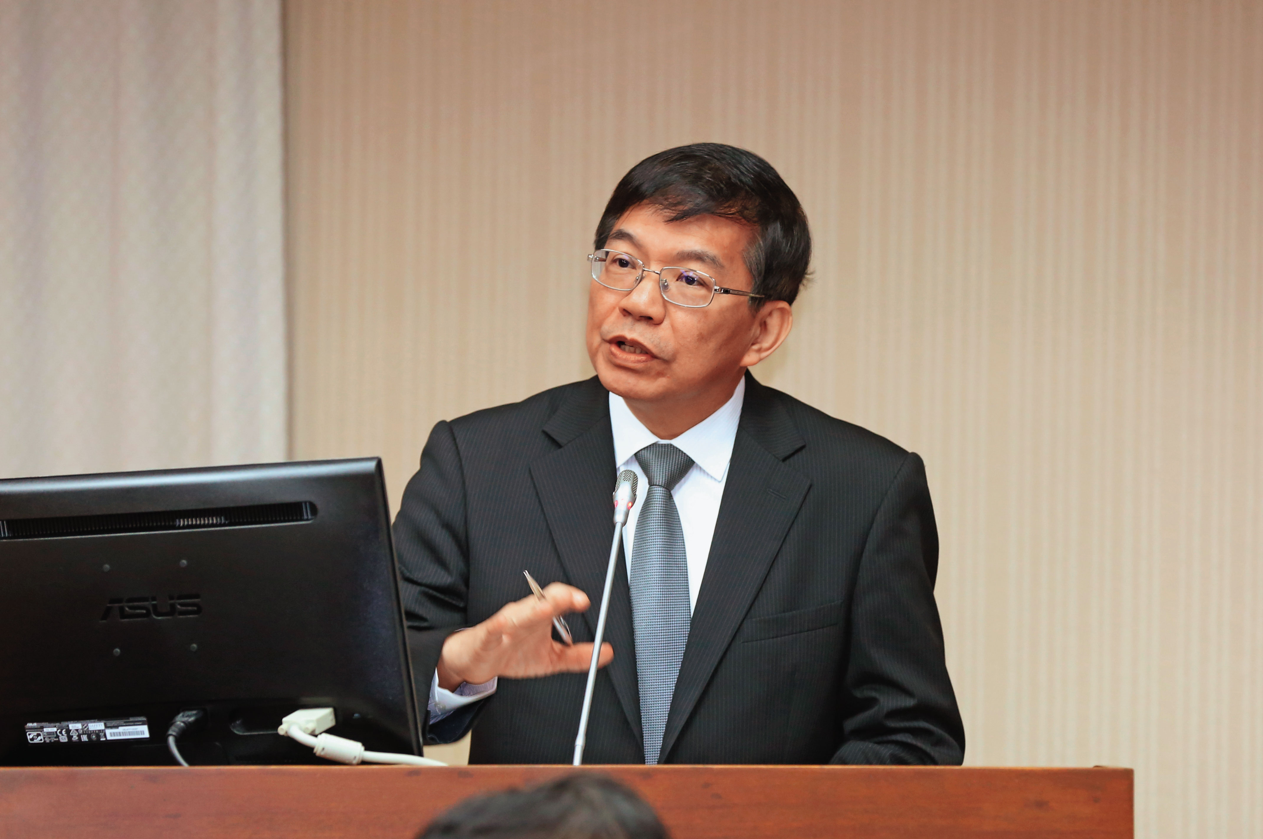 業界不滿政祭禁團令,但交通部長王國材認為發球權在中國手上。
