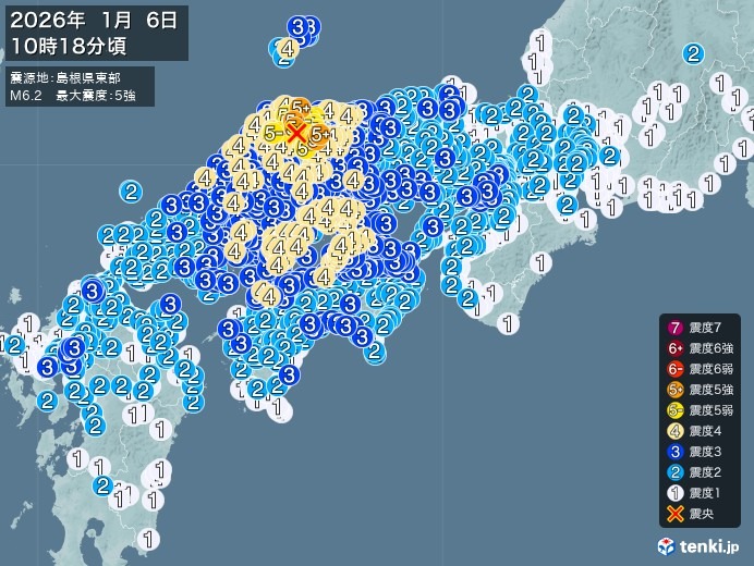 日本今上午10時18分發生規模6.2強震，島根縣與鳥取縣均觀測到最大震度5強的劇烈搖晃。（翻攝自tenki.jp）