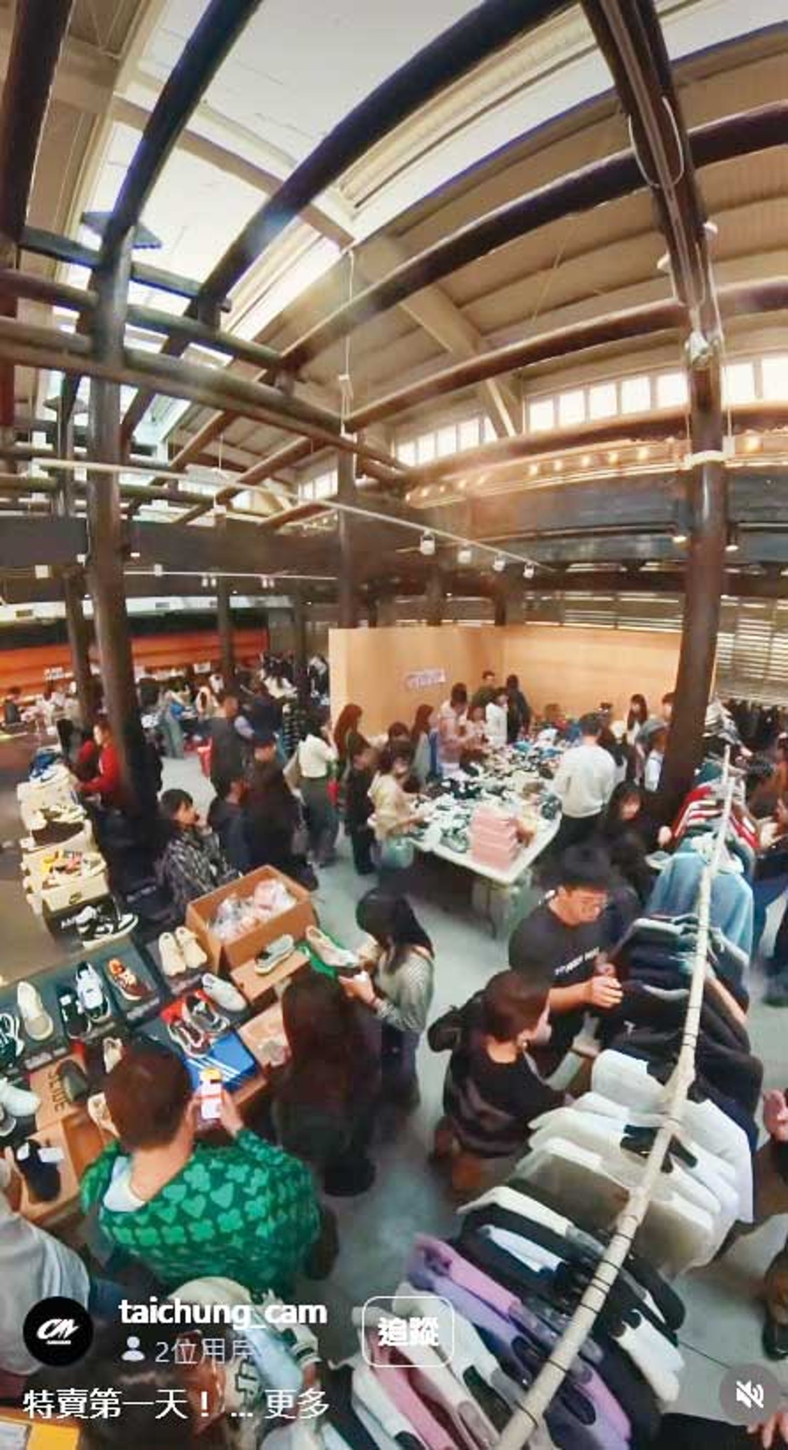 修復後的臺灣府儒考棚，今年過年成了服飾、運動鞋賣場。（翻攝taichung cam IG）