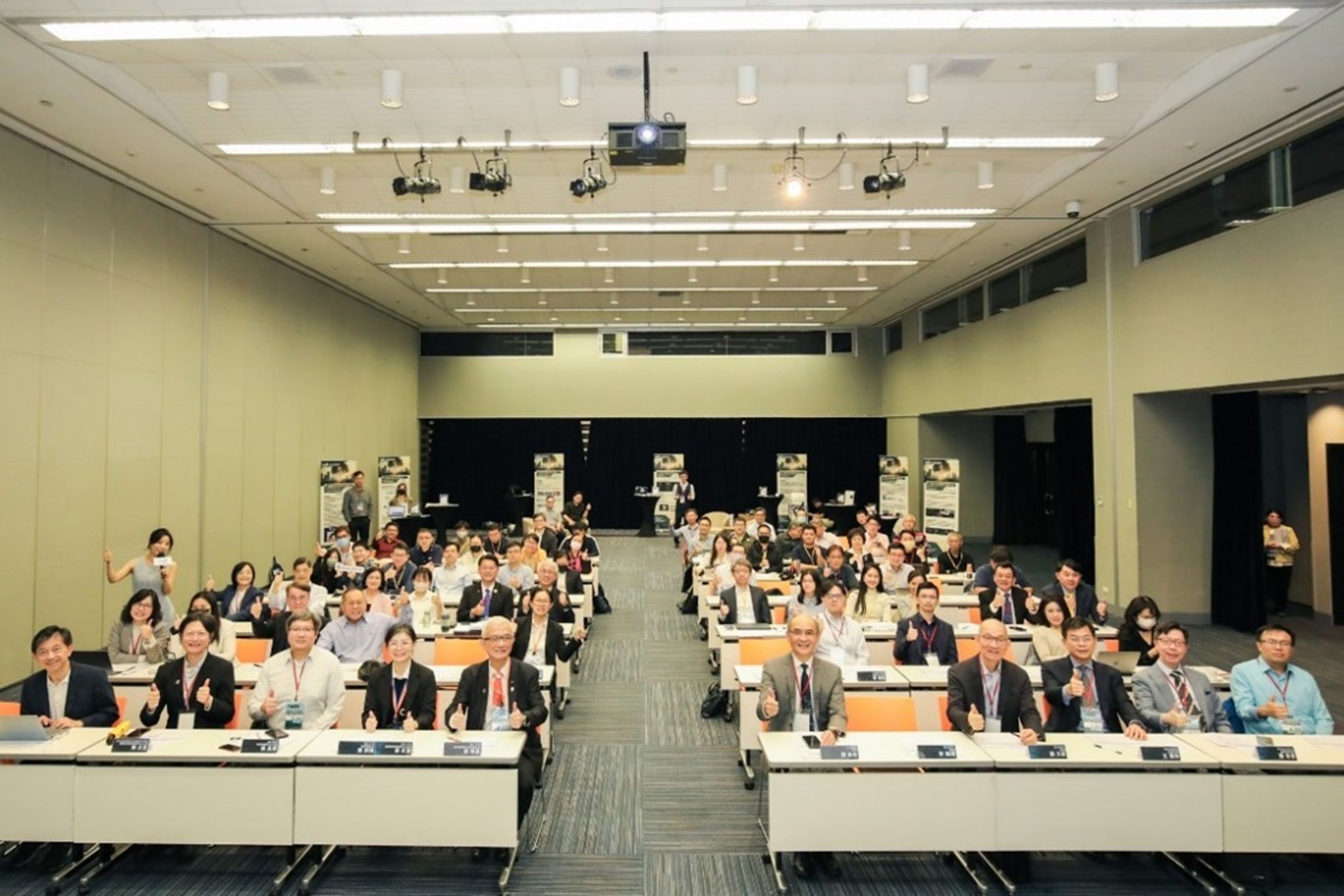 輔仁大學與天主教健康照護聯盟聯合主辦「AI精準醫療新創科技研討會」共有80人參與。(輔大提供)